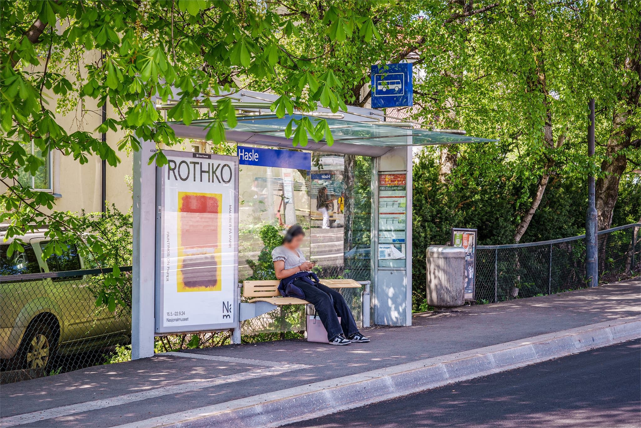 Området er godt dekket av kollektivtransport med både buss og t-bane i umiddelbar nærhet.