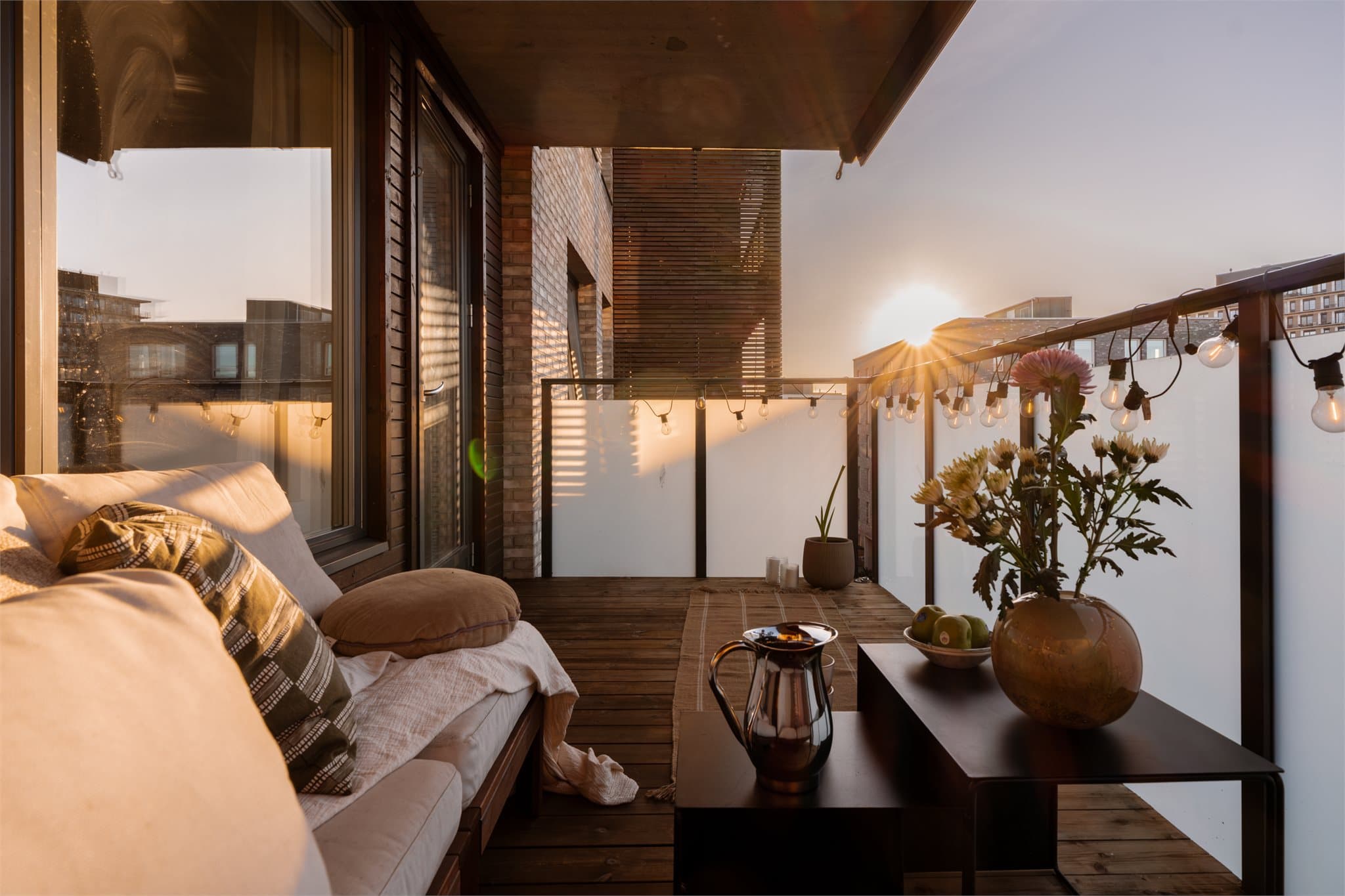 Her er det mer en nok plass til å invitere en gjest eller 3 for et glass vin i varmen.