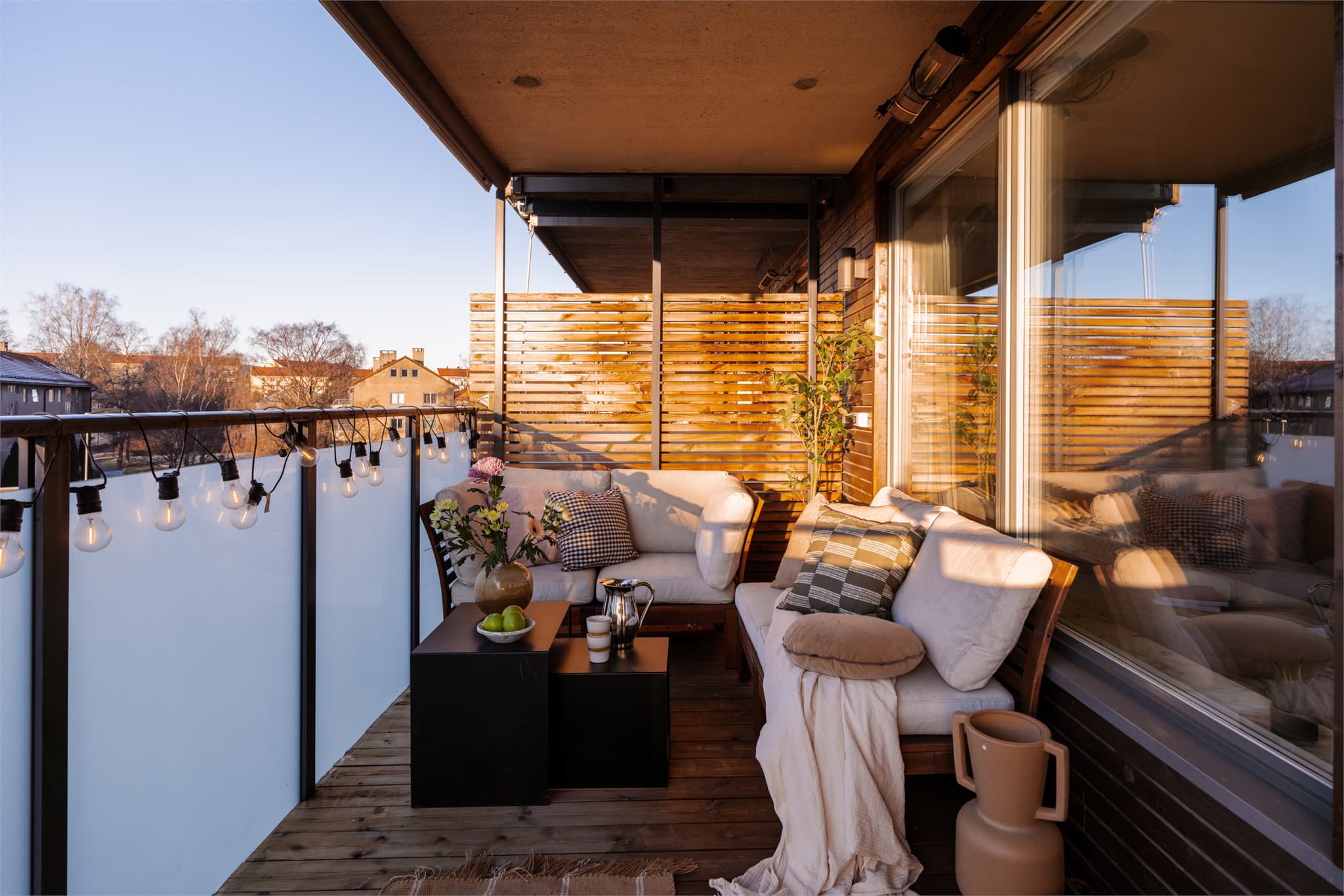 Varme vår- og sommerdager kan nytes på den vestvendte balkongen.