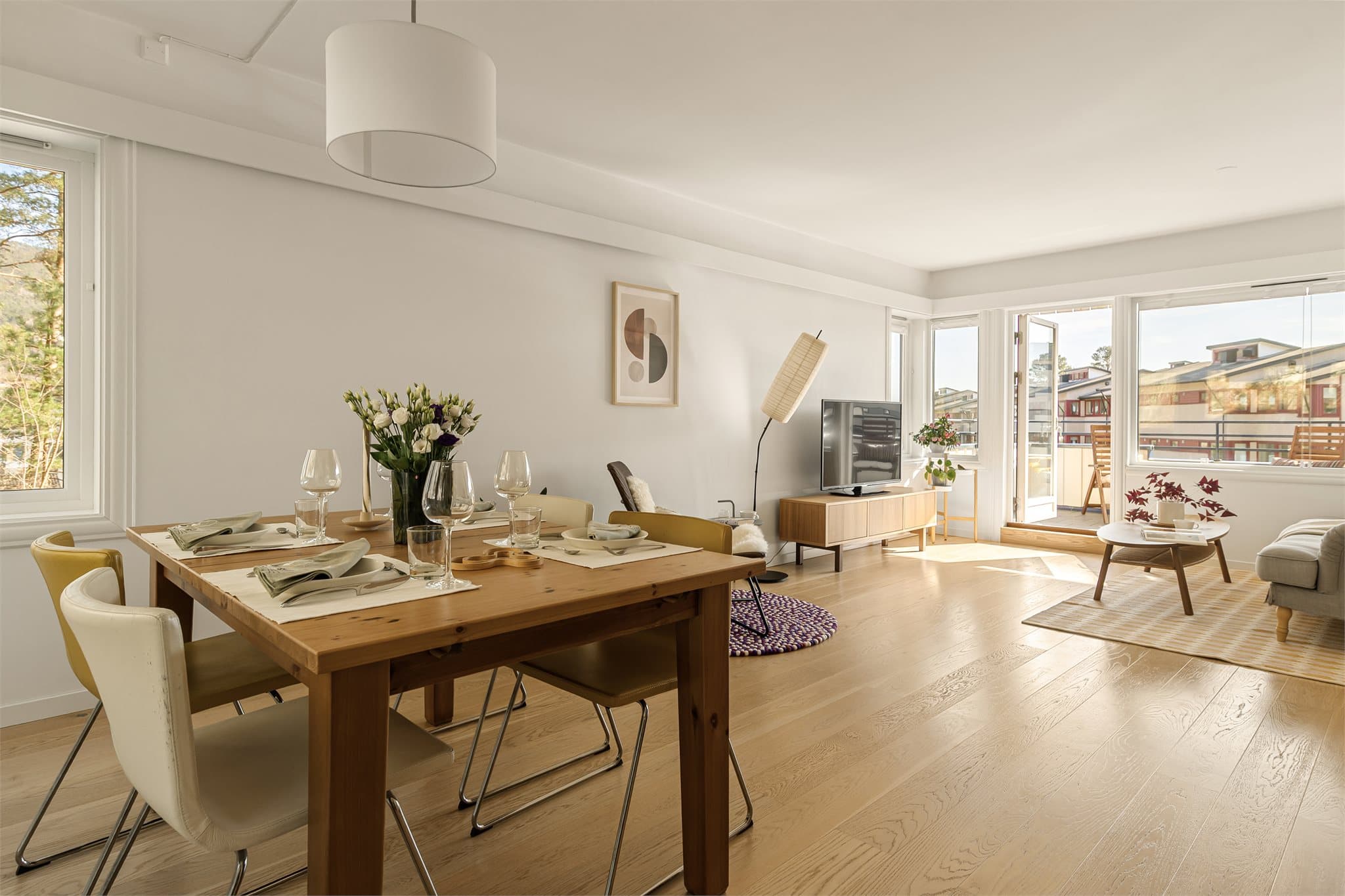 - Leiligheten har et BRA-i på 77m² og inneholder bad, toalettrom, entré/gang, kjøkken, stue og to soverom -