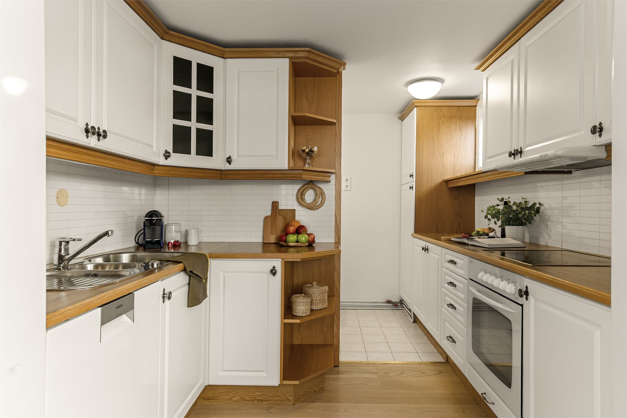 - Klassisk kjøkkeninnreding med profilerte fronter og kjøkkenbenk i laminat -