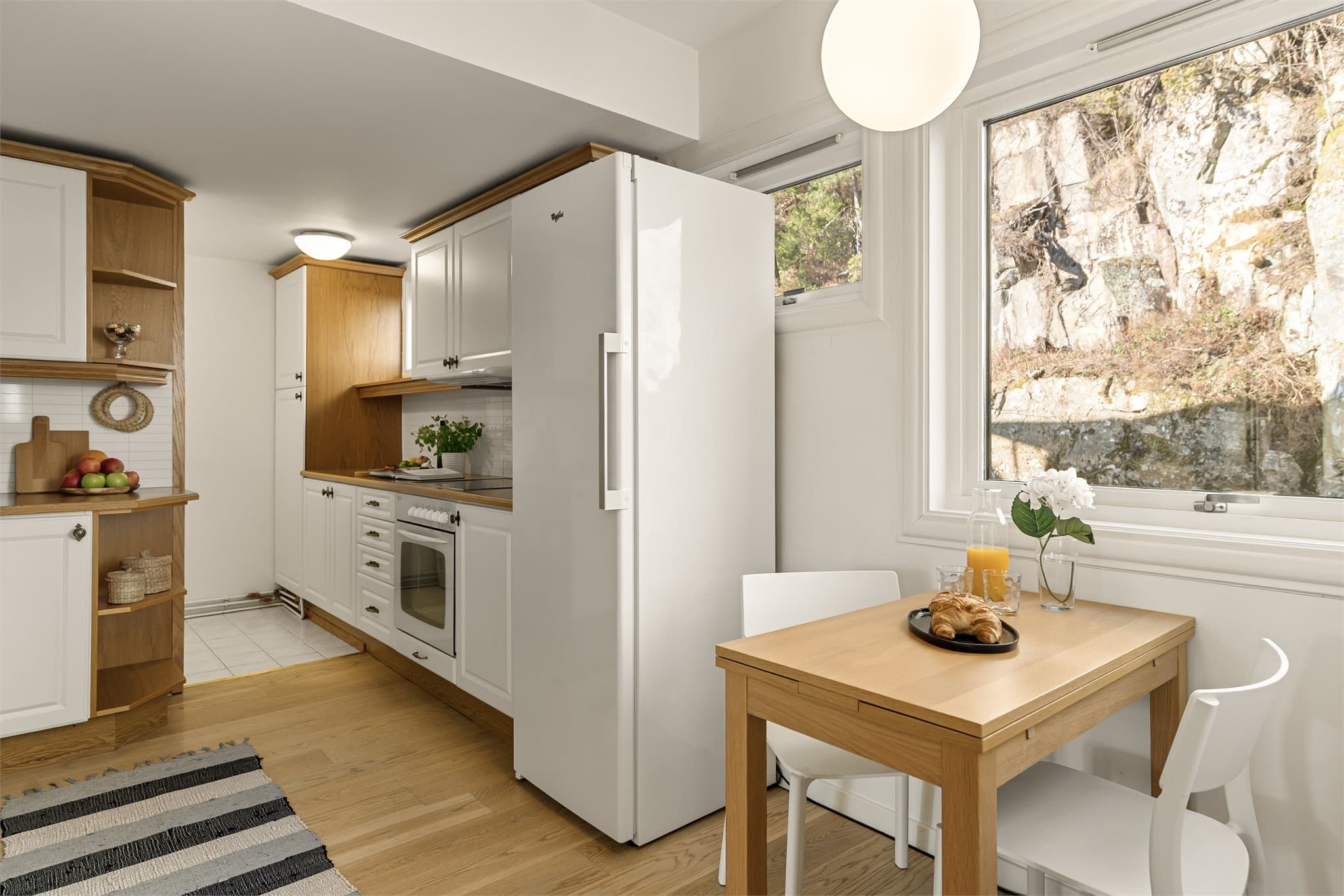 - Kjøkkenet måler 14,2m² -