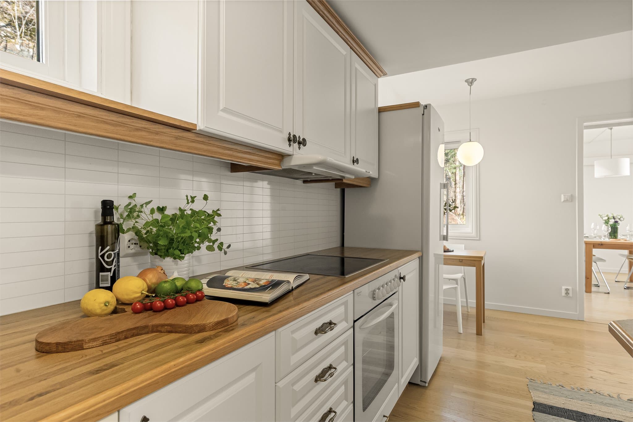 - Godt med benkeplass til glede for kokken! -