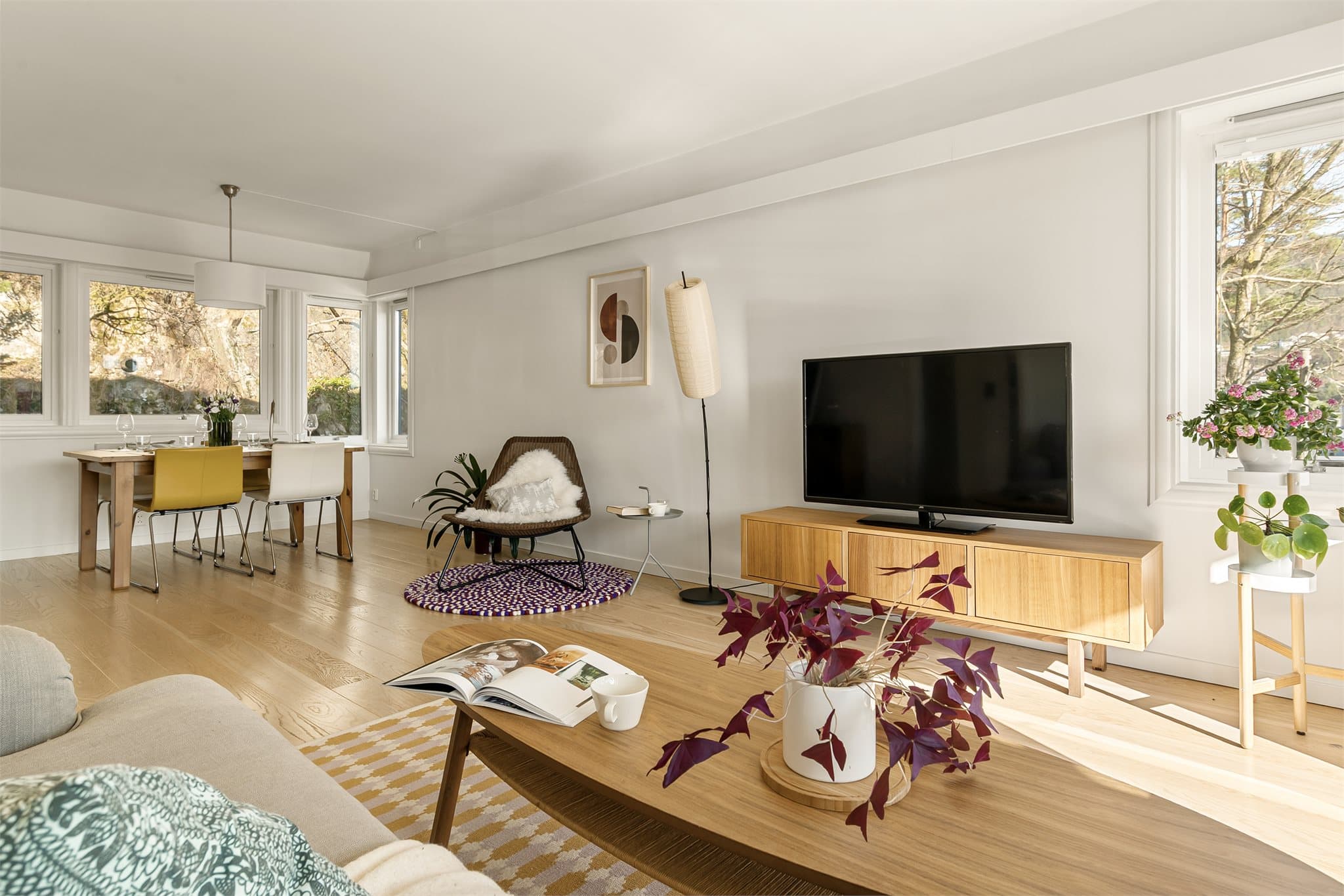 - Stuen måler 25,8m² og utformingen gjør det enkelt å innrede med sofa- og spisegruppe i hver sin naturlige sone -