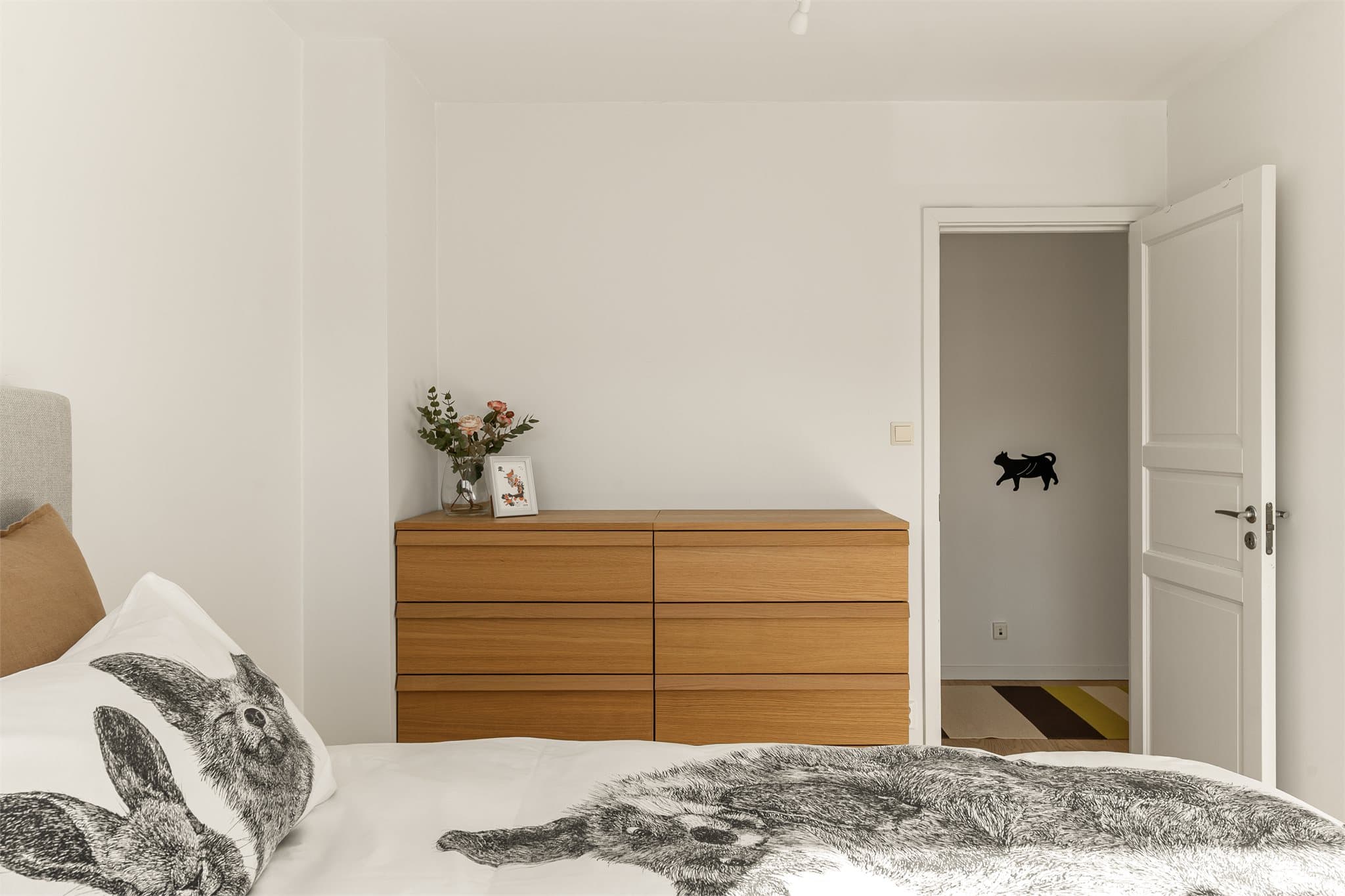 - Her har man god plass til dobbelseng og tilhørende møblement -