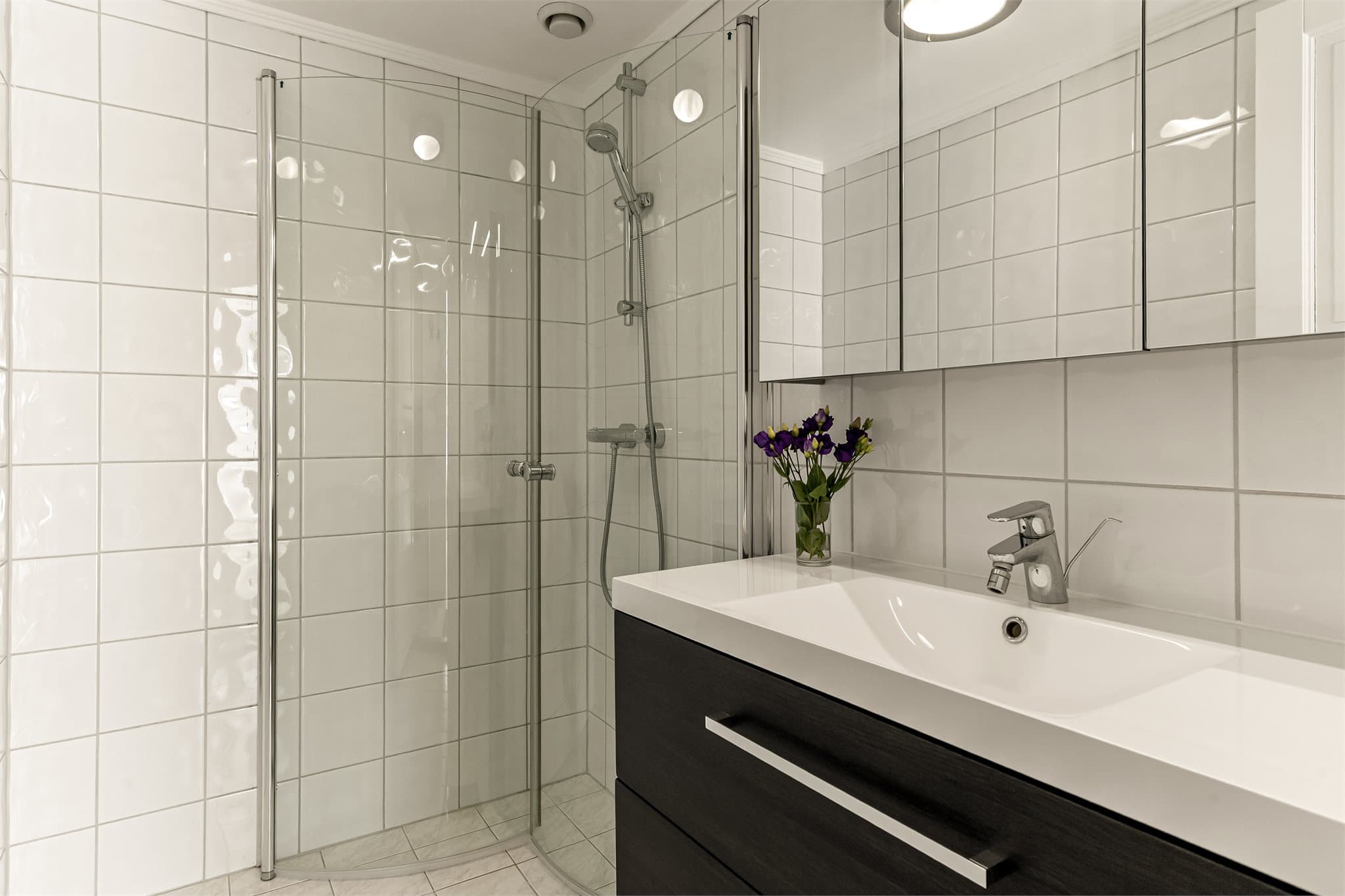 - Flott, helfliset bad med behagelig varme i gulv -