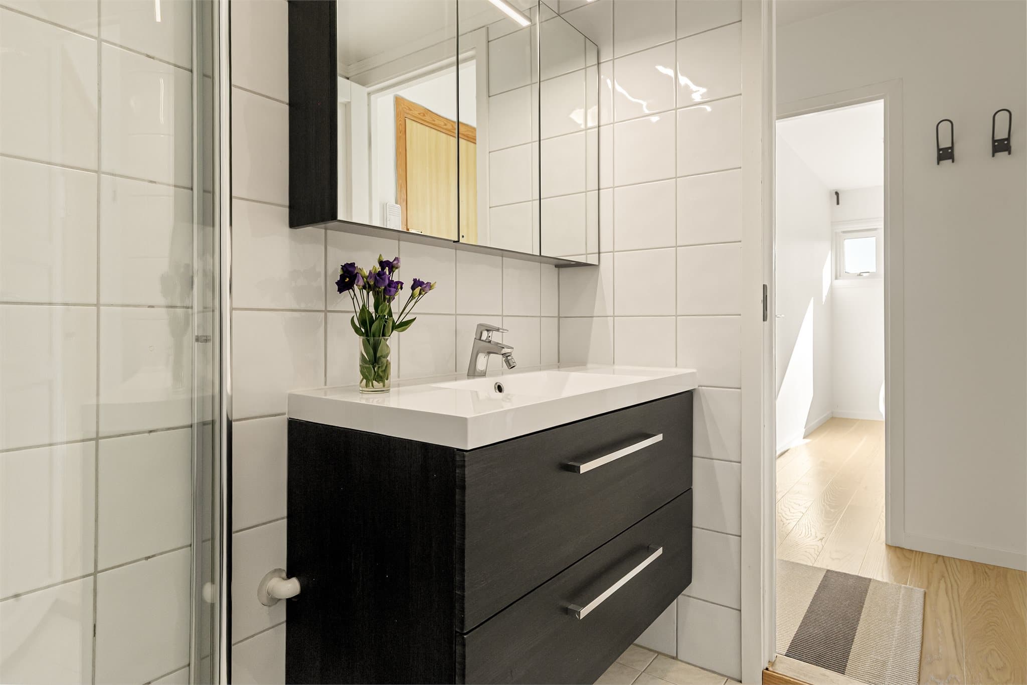 - Badet måler 2,85m² og er innredet med heldekkende servant, speilskap og hjørnedusj-