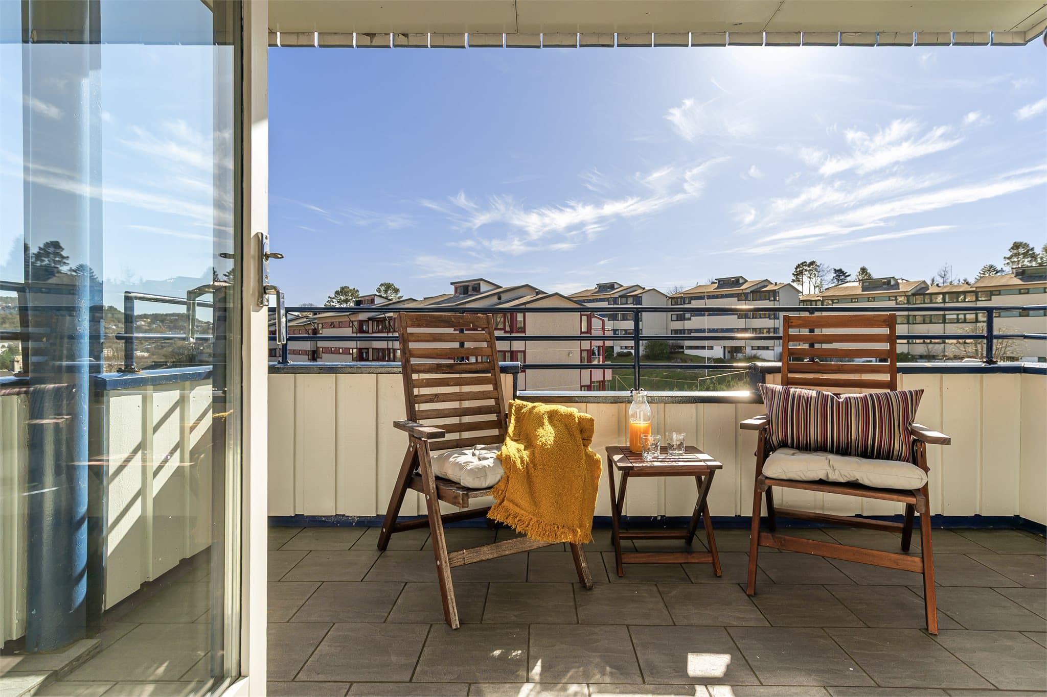 - Fra stuen har man direkte adkomst til flott balkong som måler 9m² med sommersol fra morgen til kveld -