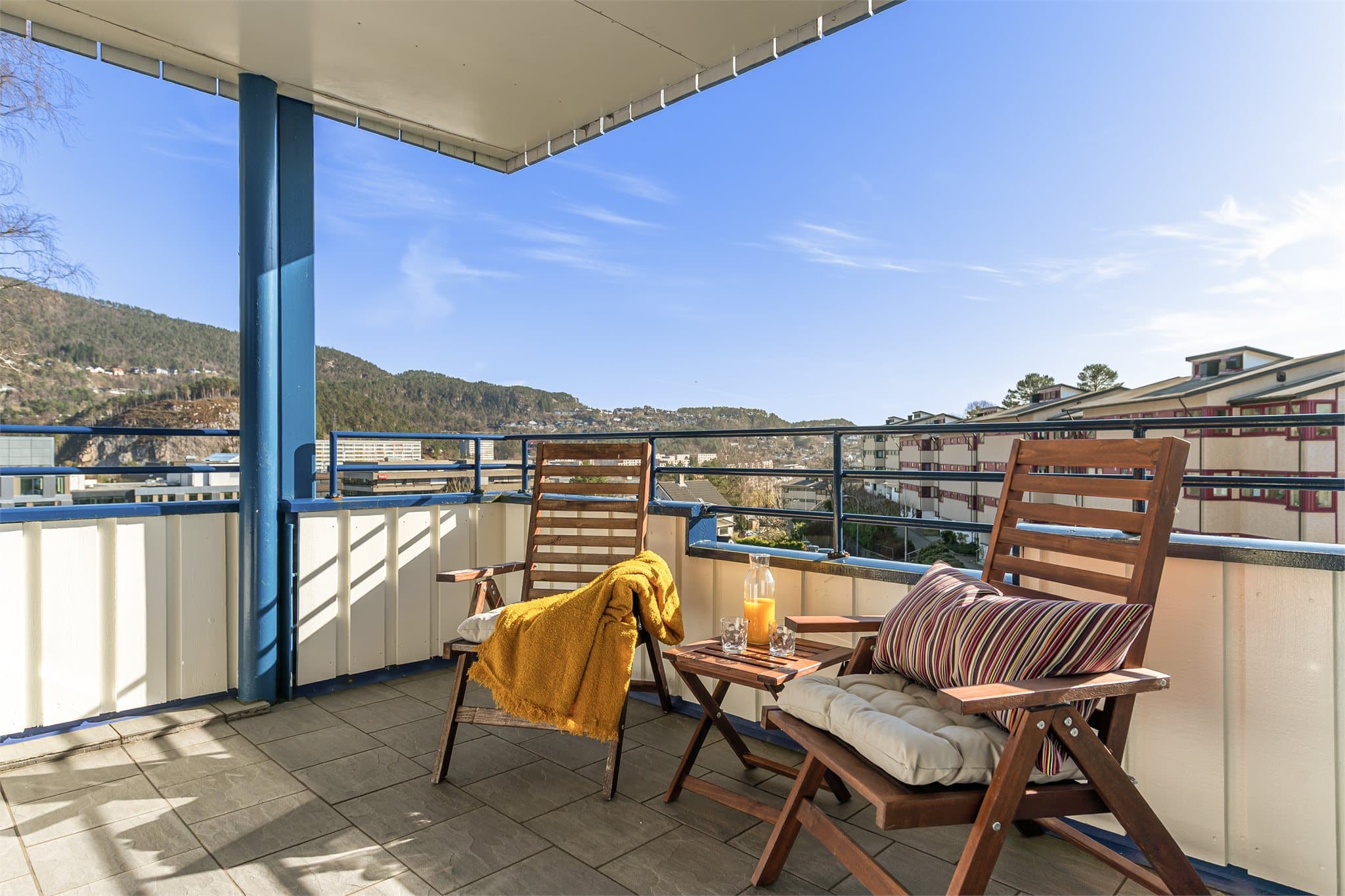 - Her får man en vakker utsikt mot majestetiske fjell og gode solforhold midtsommers -