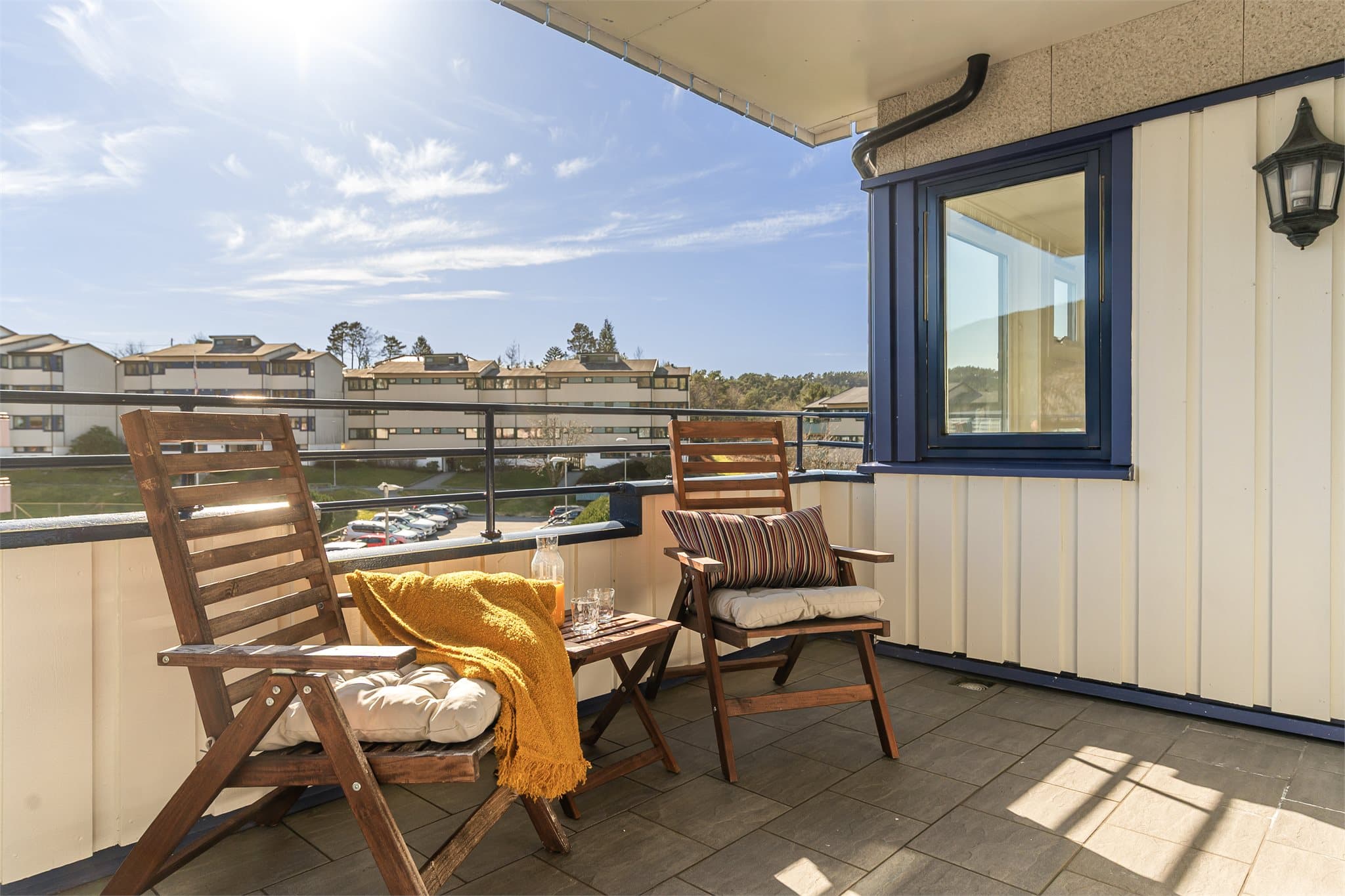 - Overbygget balkong som gjør bruksmulighetene betraktelig større, og utemøblement kan stå ute store deler av året -