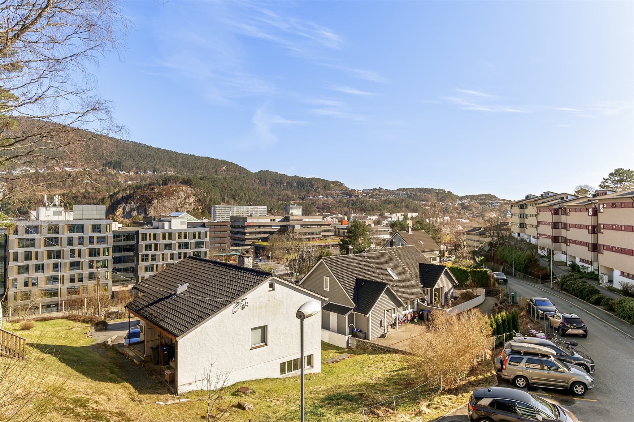 - Naturen er din nærmeste nabo, med flotte tur- og løpemuligheter i Kanadaskogen, rundt Storavatnet og opp mot både Damsgårdsfjellet og Løvstakken -