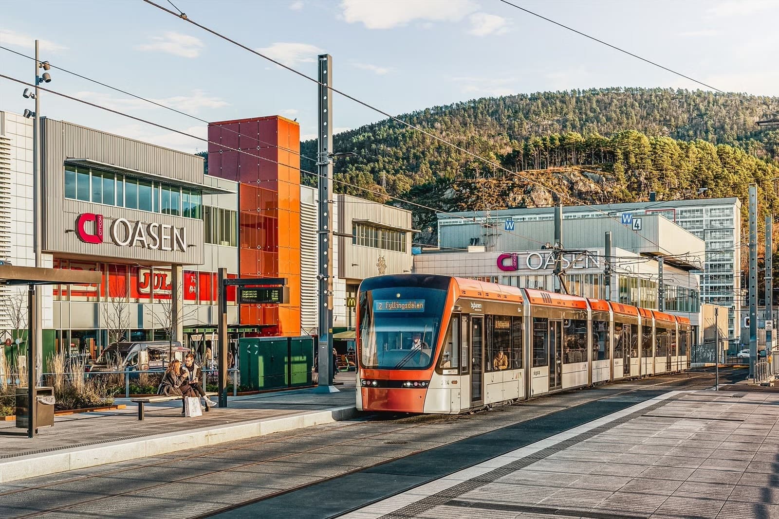 - Med bybanen er det veldig kort og lett reisevei fra Oasen direkte til Haukeland og Haraldsplass sykehus, samt videre til Bergen sentrum. Det ga°r ogsa° hyppige avganger av busser pa° den nye Fyllingsdalen Terminal mot sentrum, Flesland m.m -