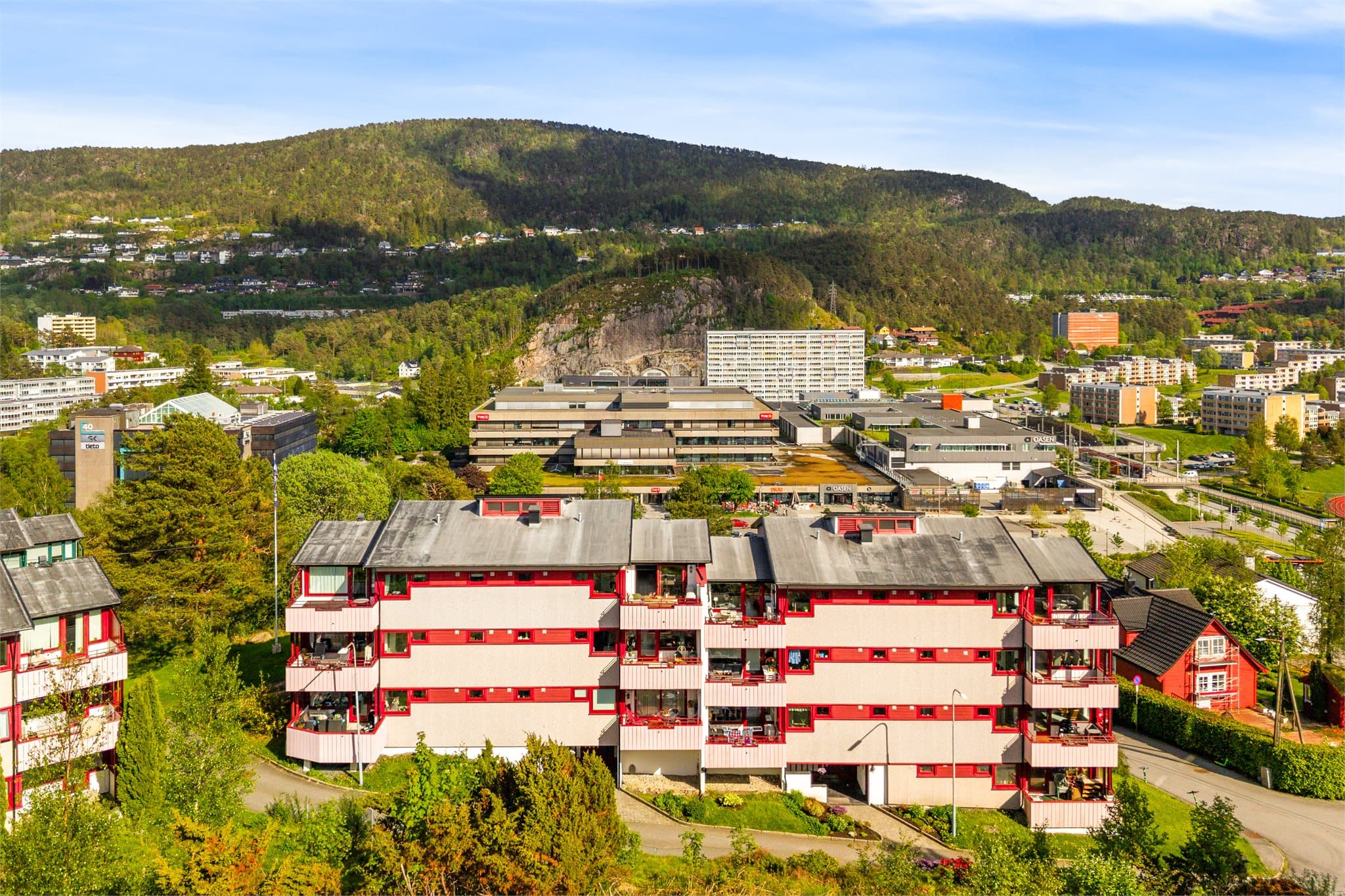 - Med bybanen er det veldig kort og enkel reisevei fra Oasen direkte til Haukeland og Haraldsplass sykehus, samt videre til Bergen sentrum. Det går også hyppige avganger av busser på Fyllingsdalen Terminal mot sentrum, Flesland m.m -