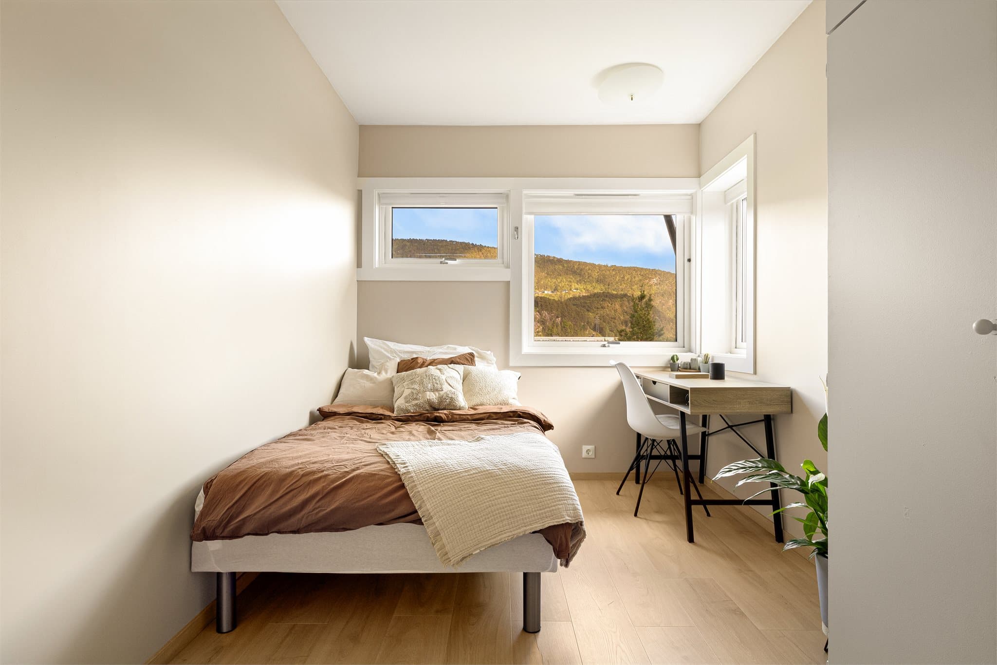 - Soverom 2 måler 9,9 m² -