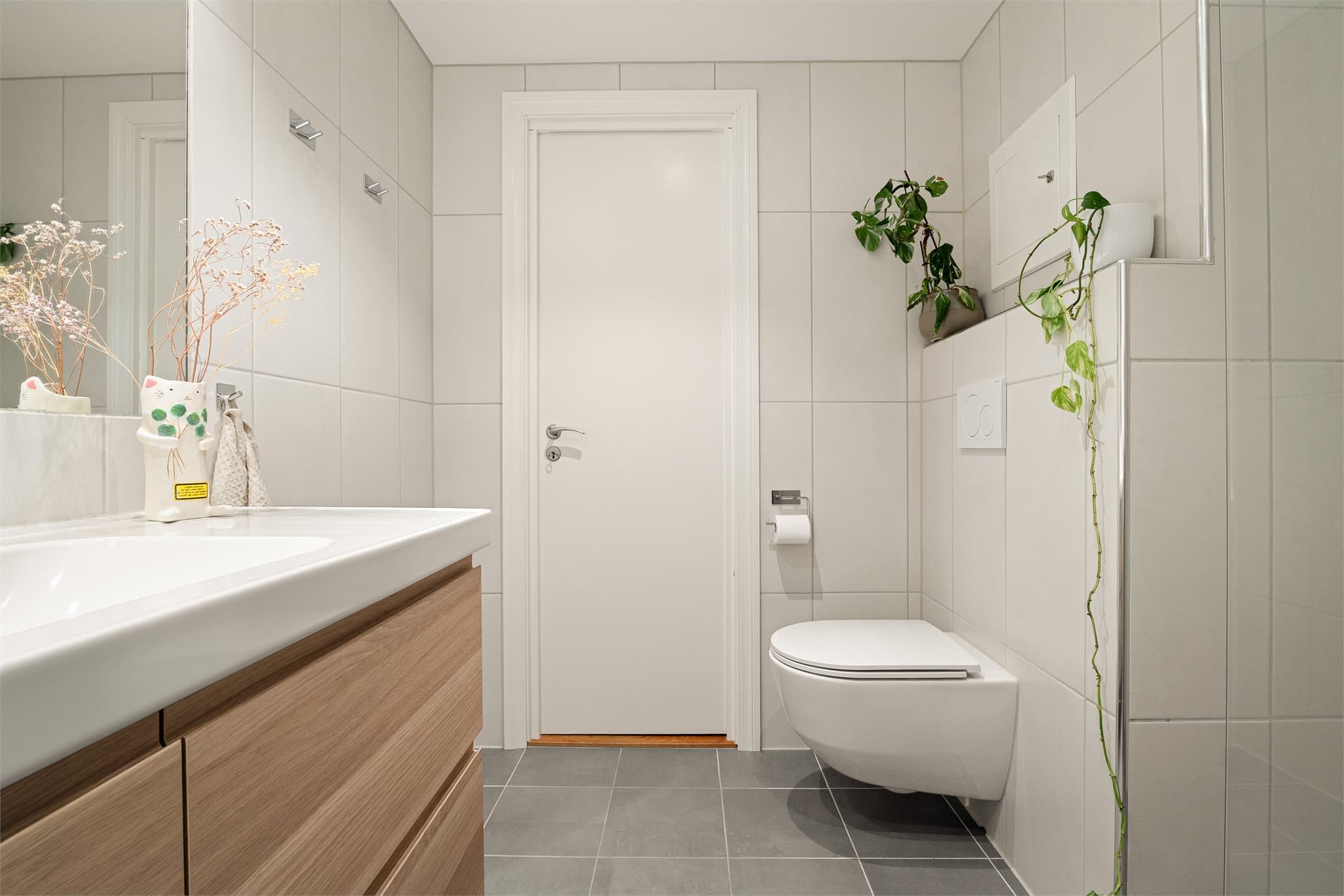 - Badet måler 4,8 m² og innehold dusj m/glassvegg, vegghengt toalett og heldekkende servant -