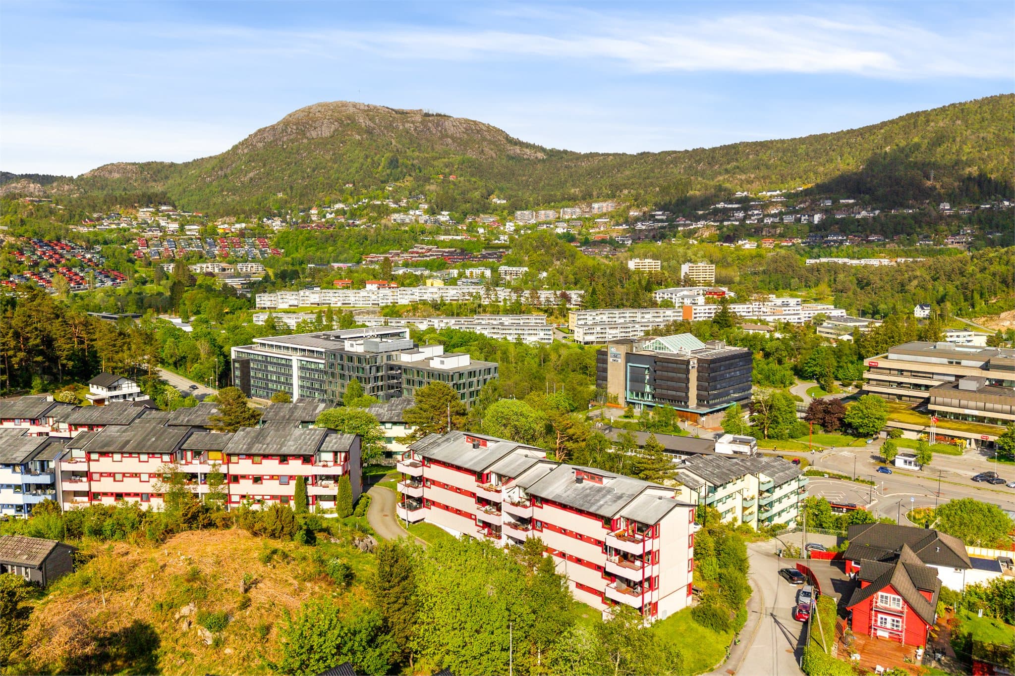 - Oasen senter går under betegnelsen sentrum i en trivelig bydel og kan by på ca. 70 butikker, legesenter, kontorlokaler og et meget godt kollektivtilbud -