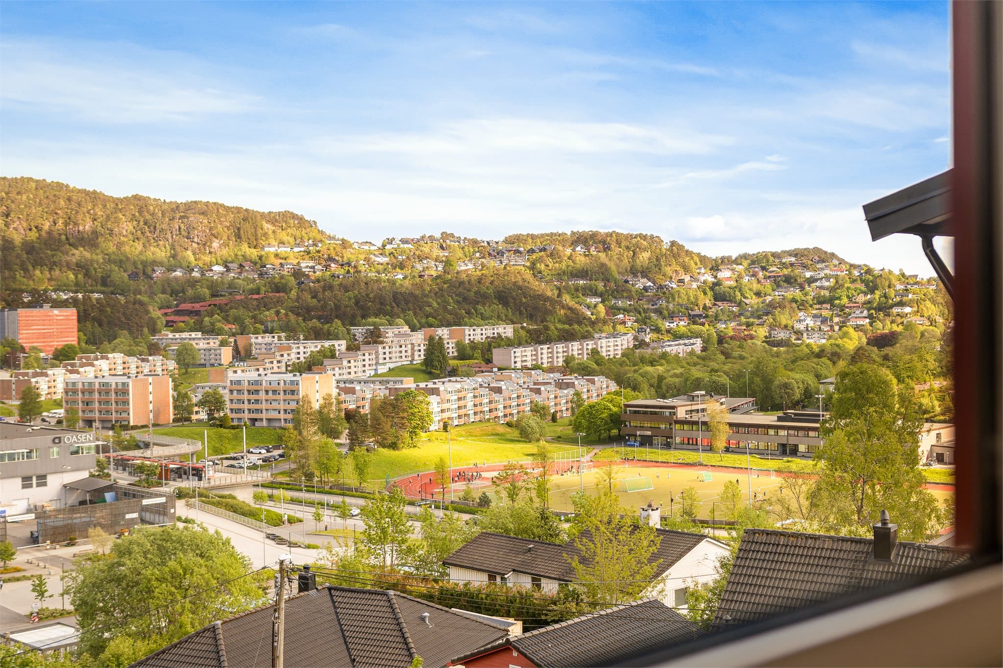 - Fra stuevinduet har man utsikt mot Oasen -