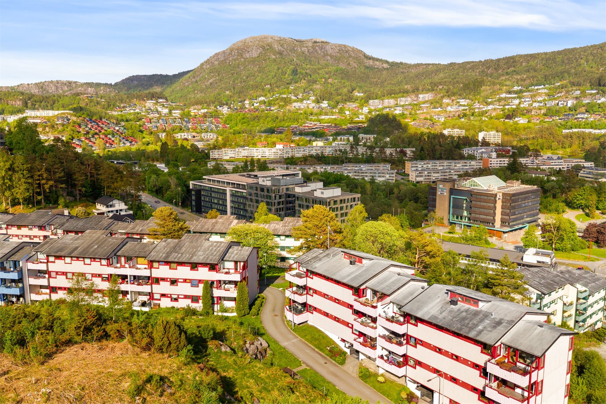 - For den turglade kan en tur opp Løvstakken eller skogsturer i Kanadaskogen anbefales. For korte og rolige turer er gangveien rundt Ortuvannet. Ved Ortuvannet er det fotballbane, lekeplass og park som er svært populær på sommertid -