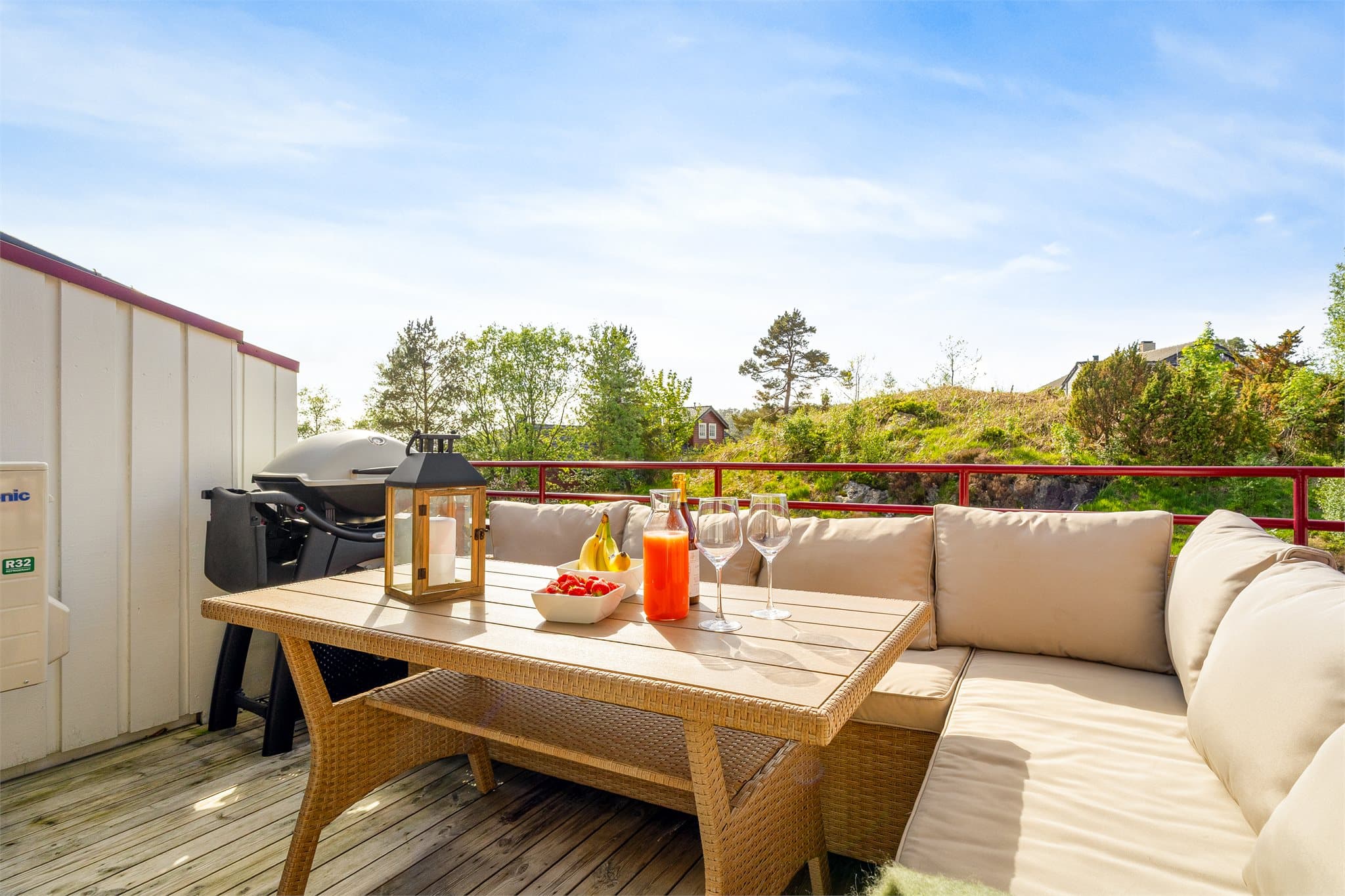 - Fra stuen har man direkte adkomst til flott balkong som måler 8 m² med sommersol fra morgen til kveld -