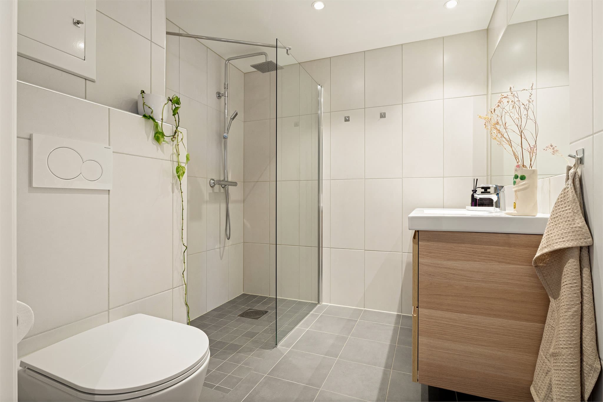 - Nydelig helfliset bad fra 2019 med behagelig varme i gulv og downlights i himling -