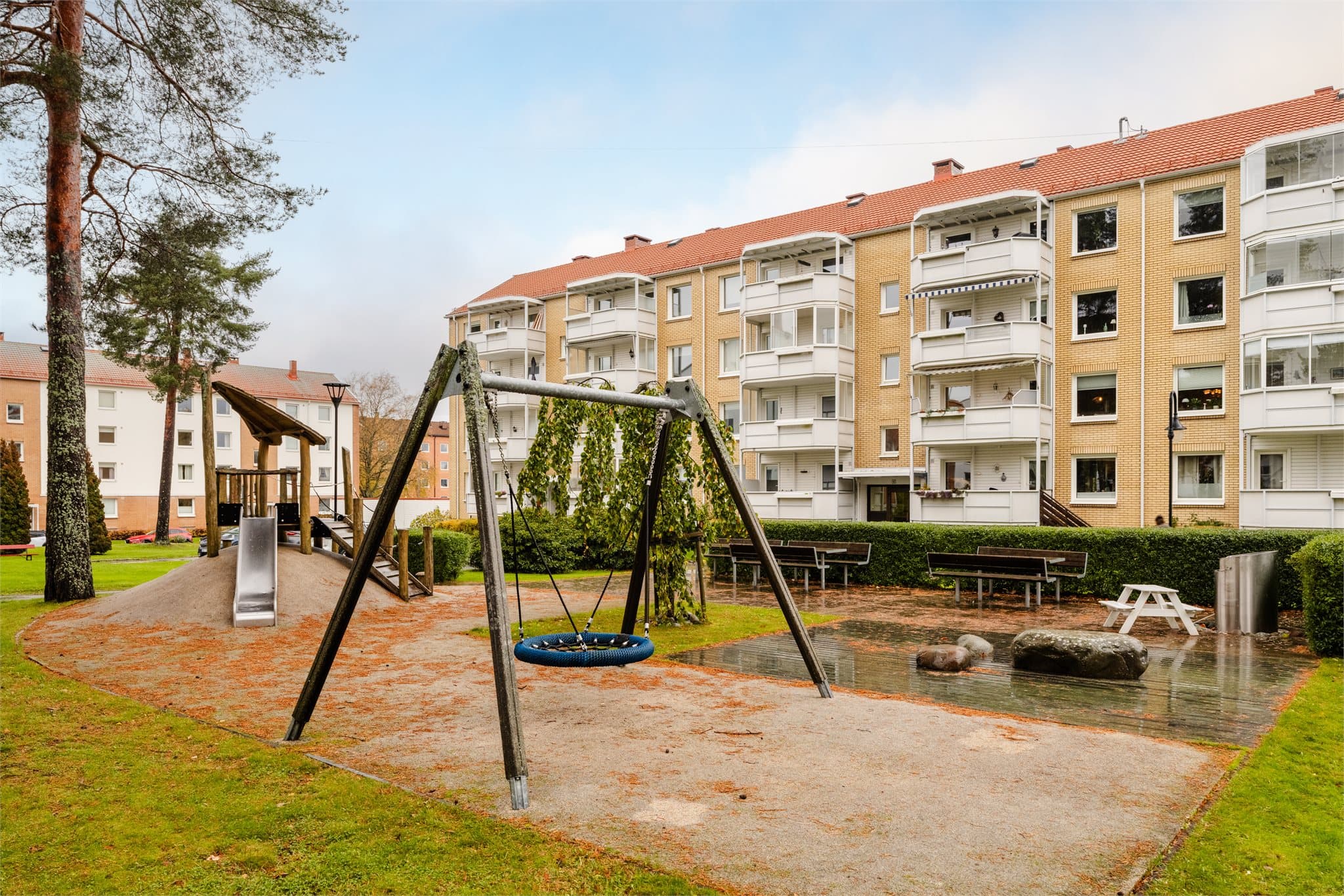 Borettslaget har etablert skjermede lekeplasser og sittegrupper på fellesområdet.