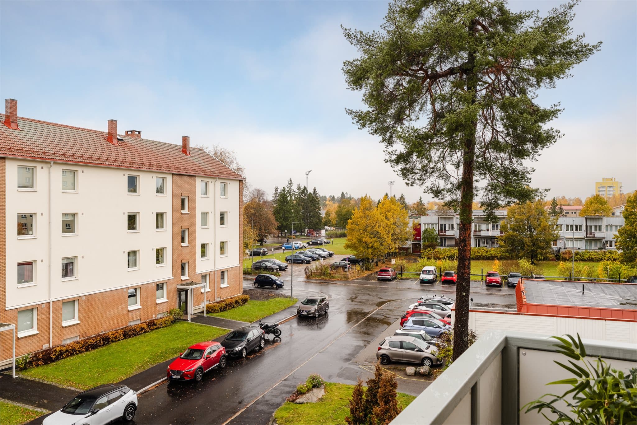 Fra balkongen er det utsyn over nabolaget og borettslagets fellesområder.