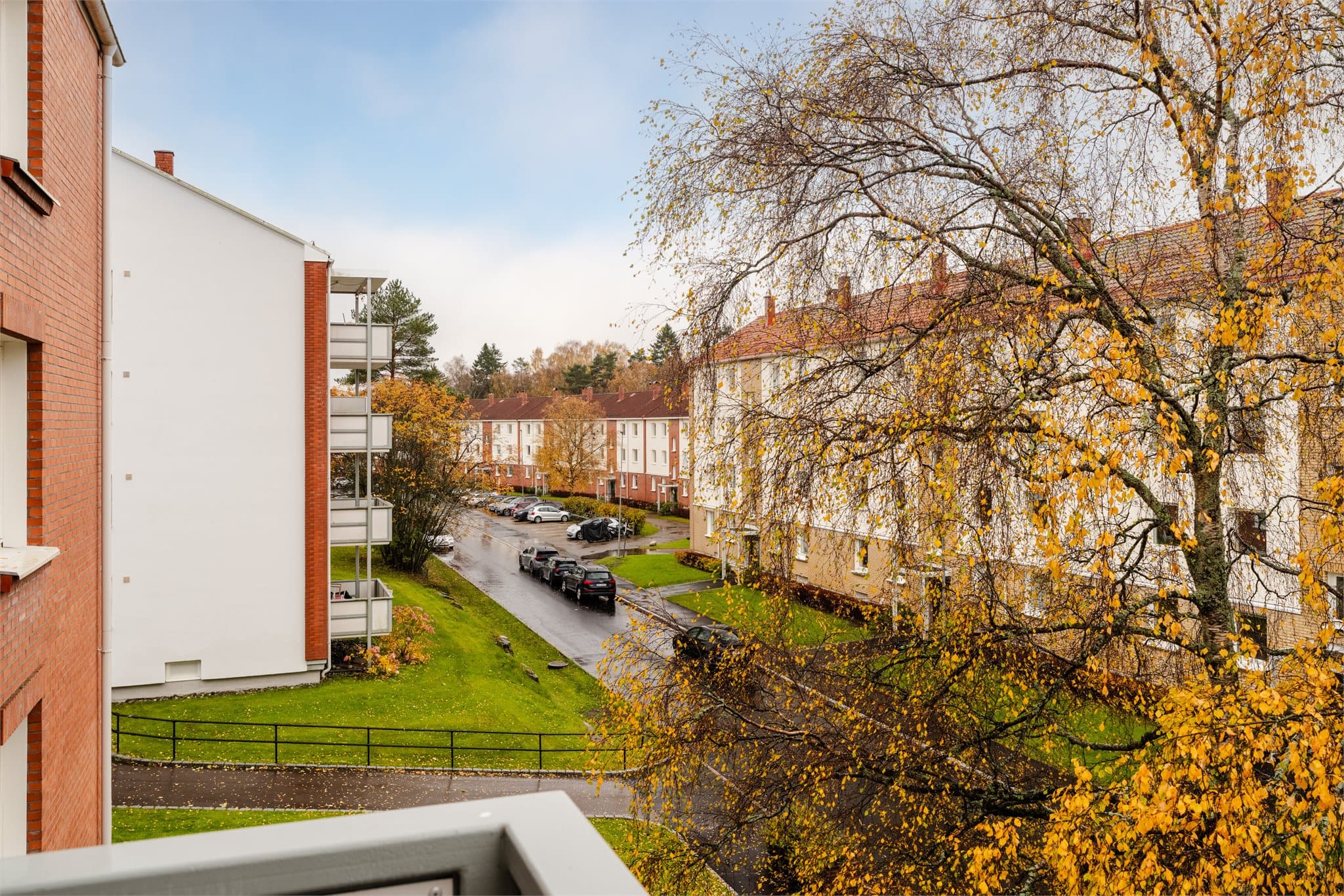 Balkongen har flislagt dekke med varmekabler som gir ekstra komfort, og byr på god plass til en hyggelig sittegruppe.