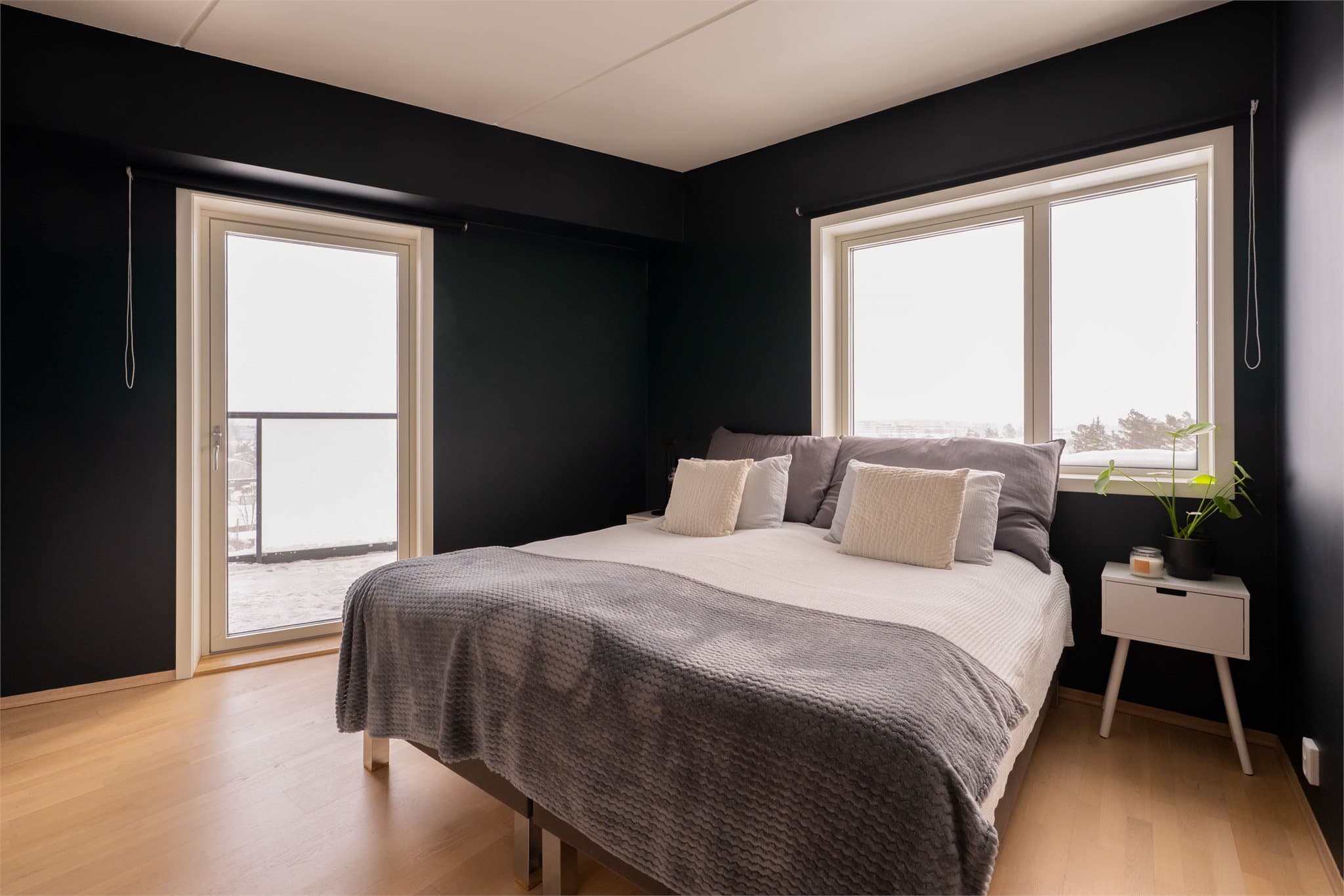 Det er god plass til dobbeltseng, nattbord og tilhørende møblement på hovedsoverommet.