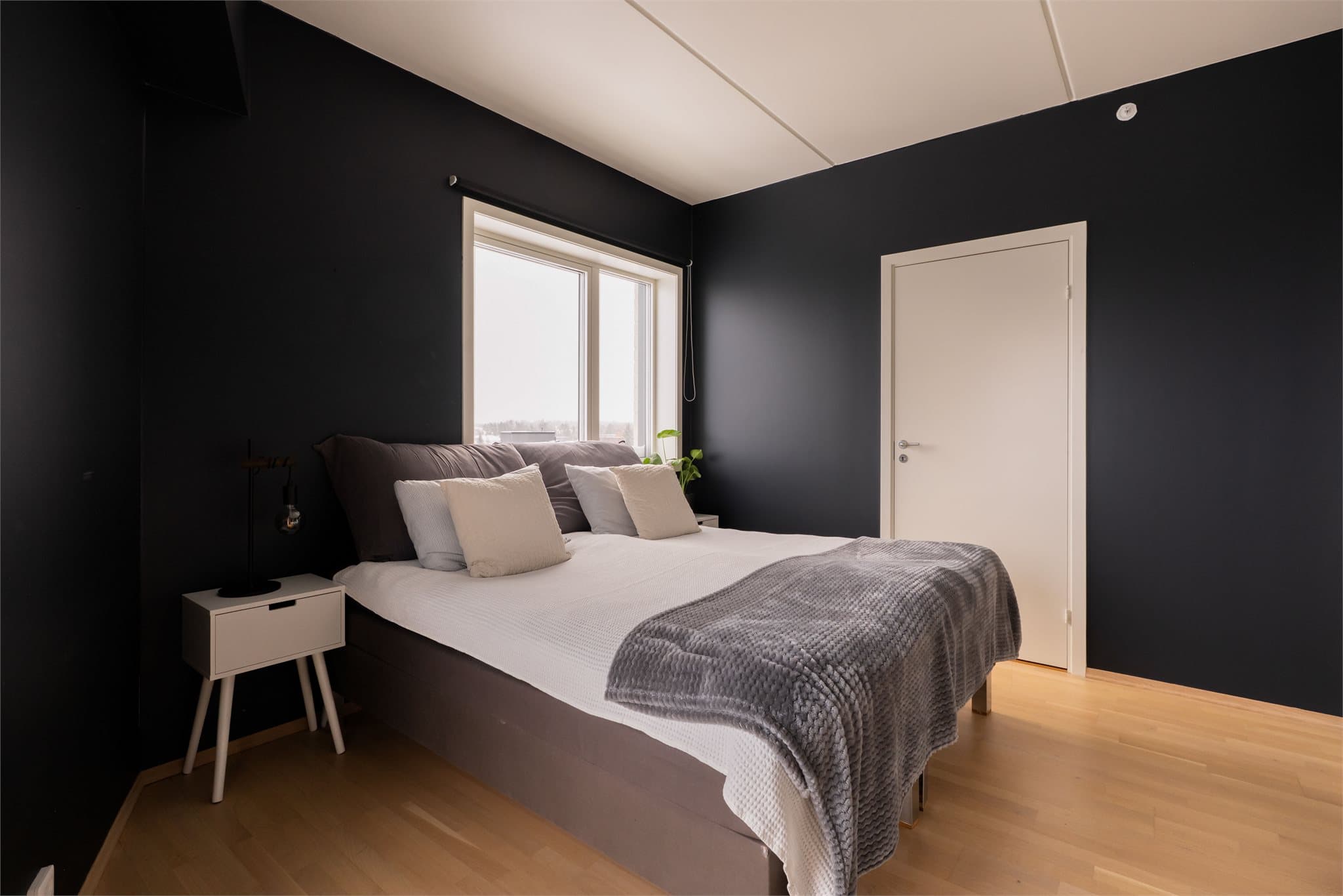 Boligen har totalt 2 gode soverom, hvorav det ene soverommet har adkomst til bod/walk-in.