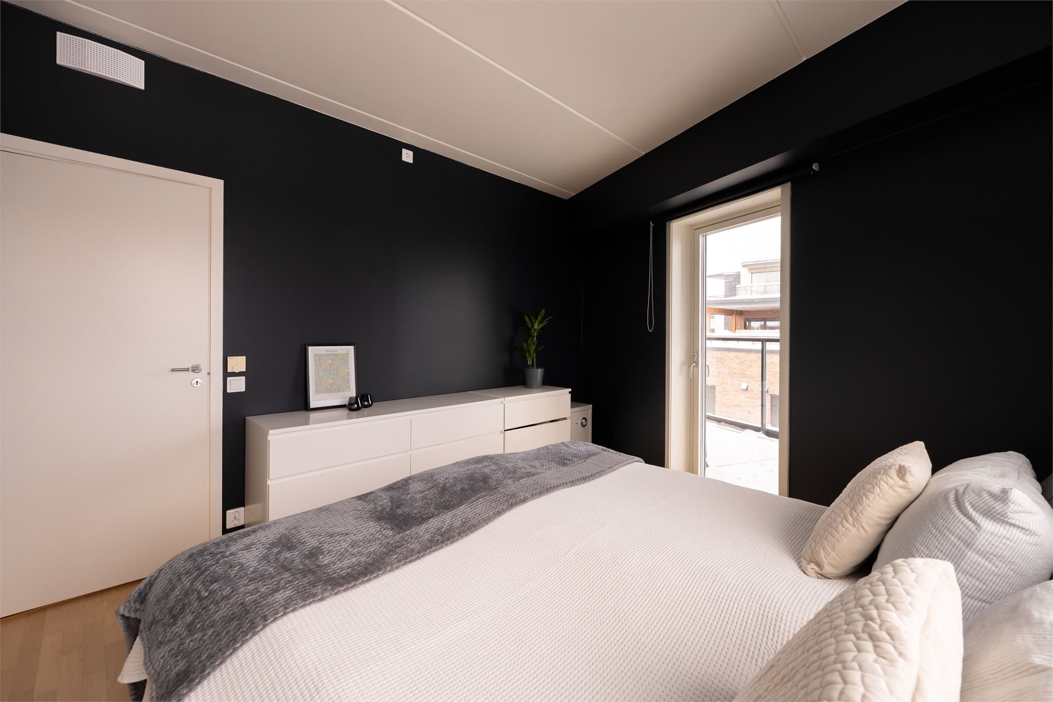 Begge soverommene har også adkomst til balkong. Balkongen er ca. 11,4 kvm.