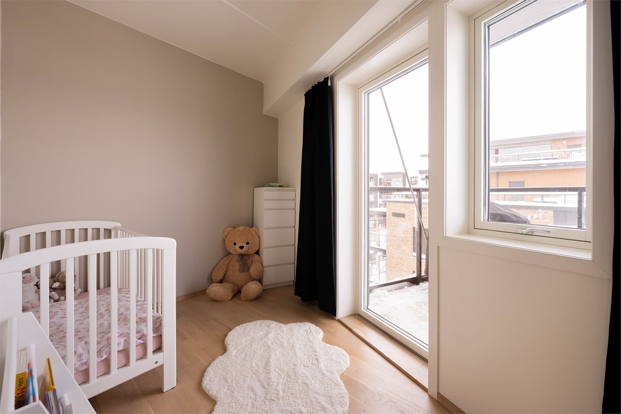 Soverom 2 - et perfekt barnerom, gjesterom, hobbyrom eller kontor. Mulighetene er mange!