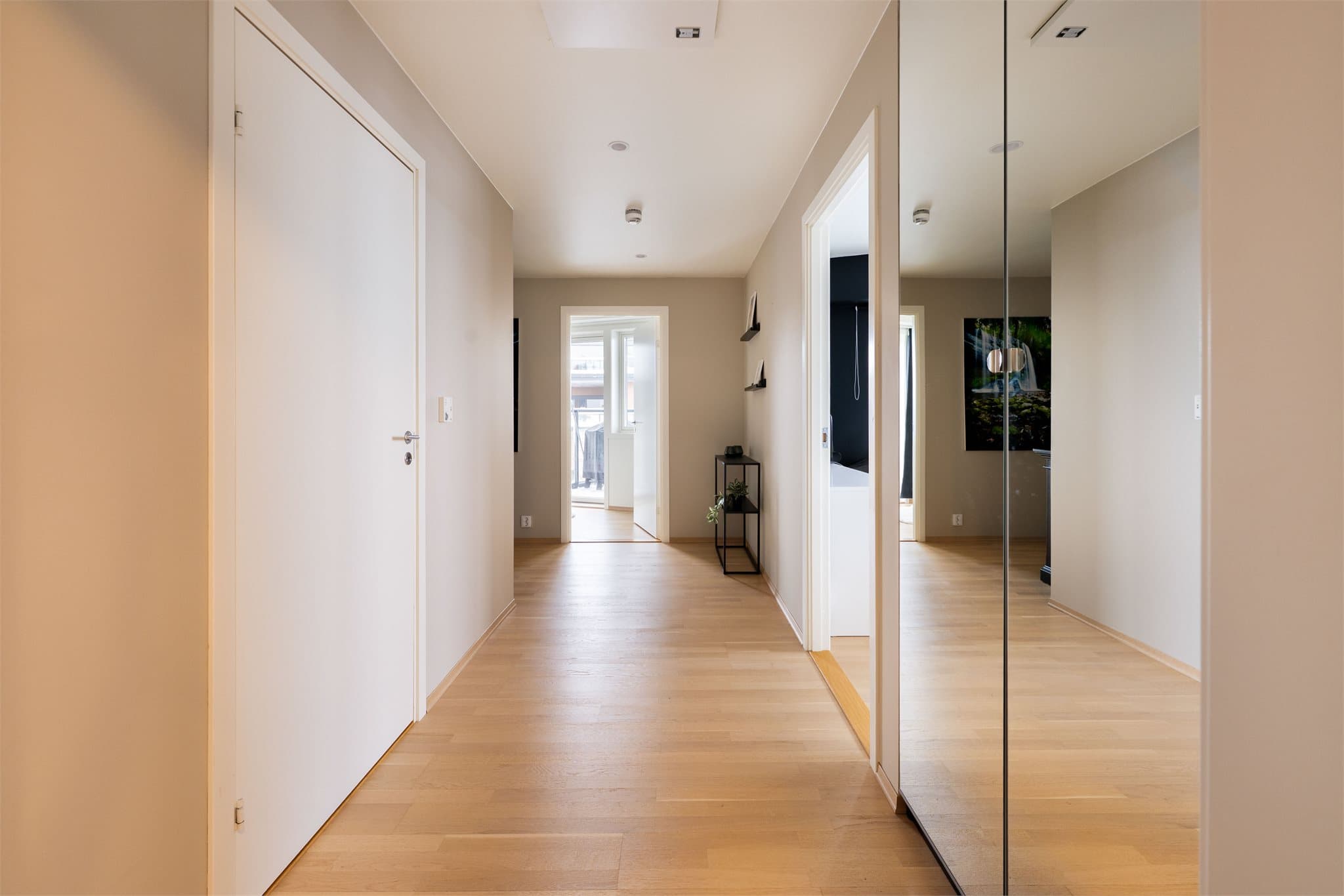 Fra bakkeplan eller garasjeanlegget tar heisen deg opp i 7. etasje. Inn døren til leiligheten kommer du inn i en romslig entré.