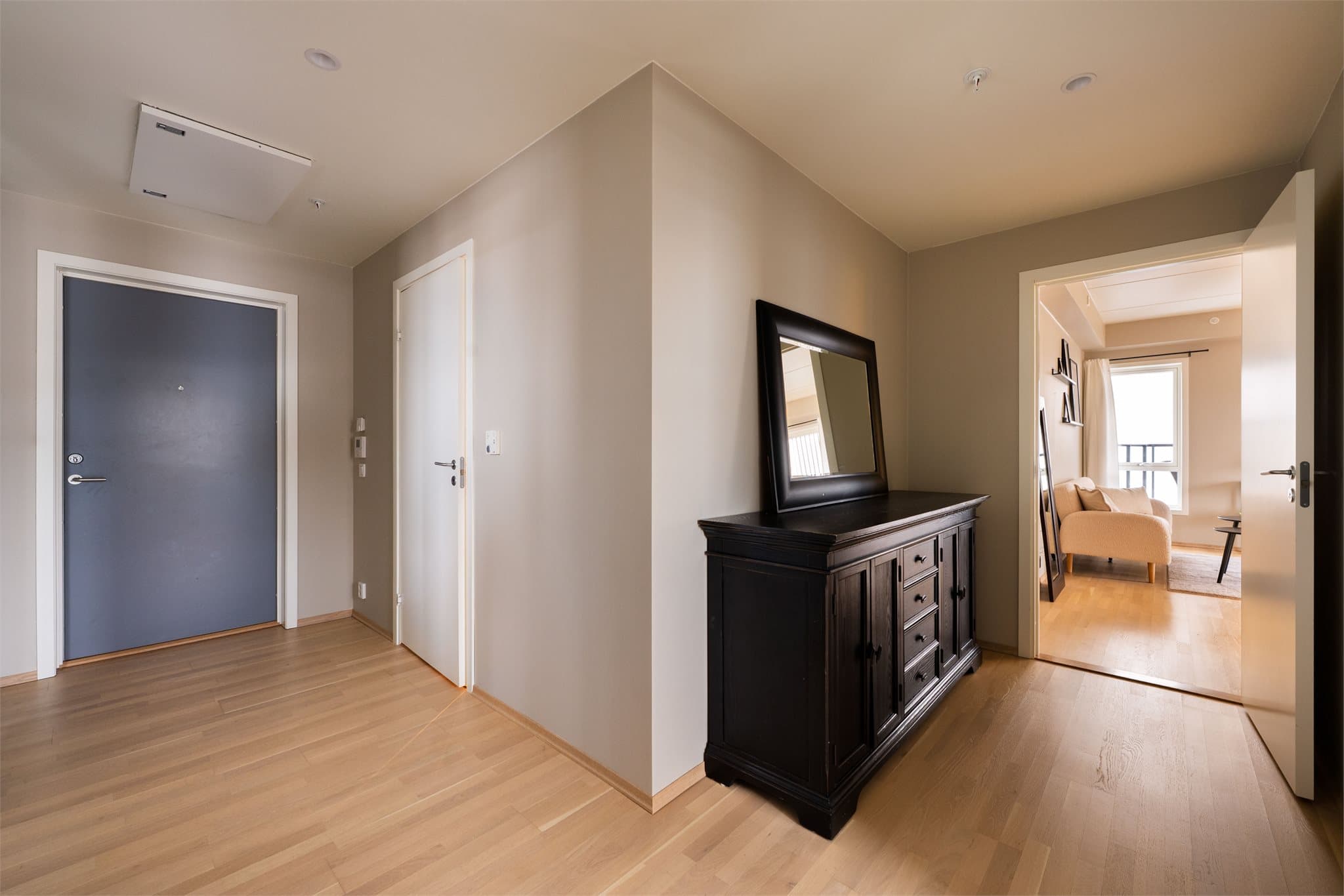 Rommet er innredet med garderobeskap med speildører. Her er det god plass til oppbevaring av klær og sko. Det er også plass til knaggrekke og skohylle, samt andre møbler om ønskelig.