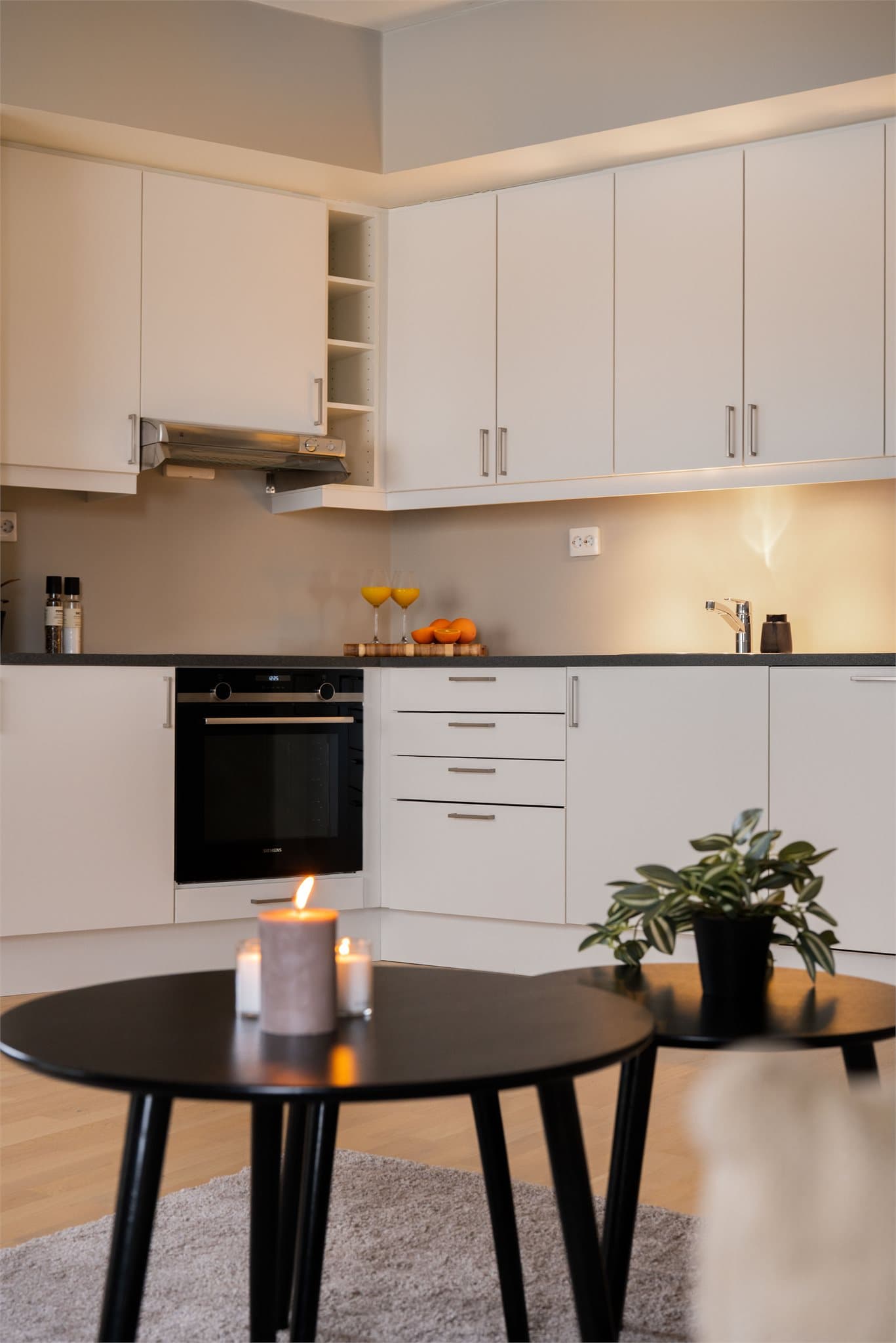 Kjøkkenet er utstyrt med opplegg for integrert oppvaskmaskin, platetopp, stekeovn samt integrert kombiskap for kjøl og frys.