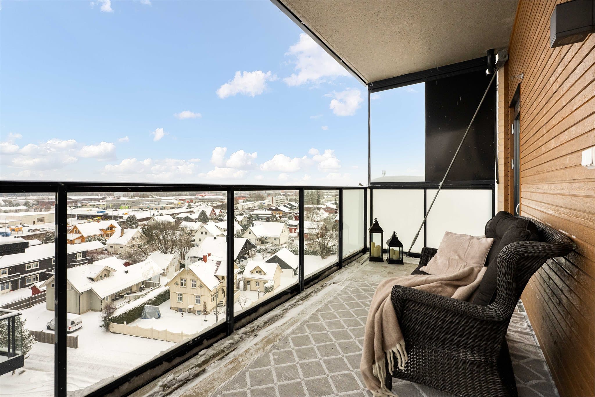 Balkongen på ca. 11,4 kvm med utgang fra begge soverommene.