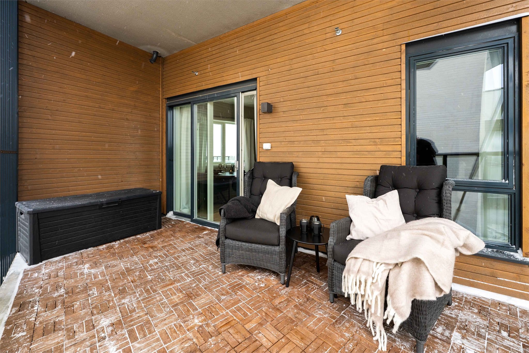 Fra stuen er det utgang til hyggelig balkong på ca. 12,3 kvm, med god plass til utemøbler, grill og beplantning.