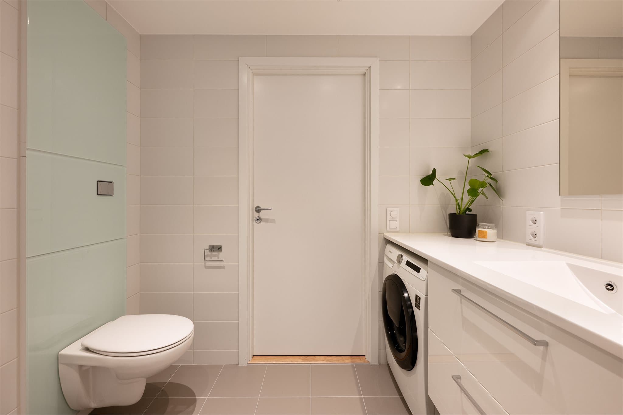 Dusjhjørnet er utstyrt med svingdører og komplett dusjløsning bestående av regnfallsdusj, håndholdt dusj og termostatstyrt blandebatteri.