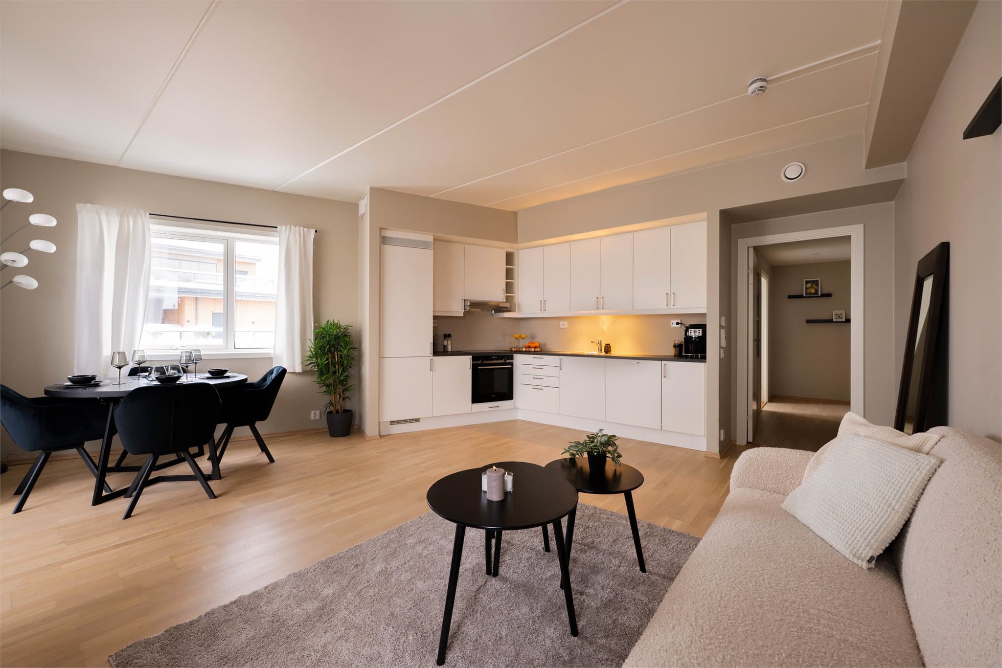 Her har du plass til sofagruppe, spisebord og tilhørende møblement.