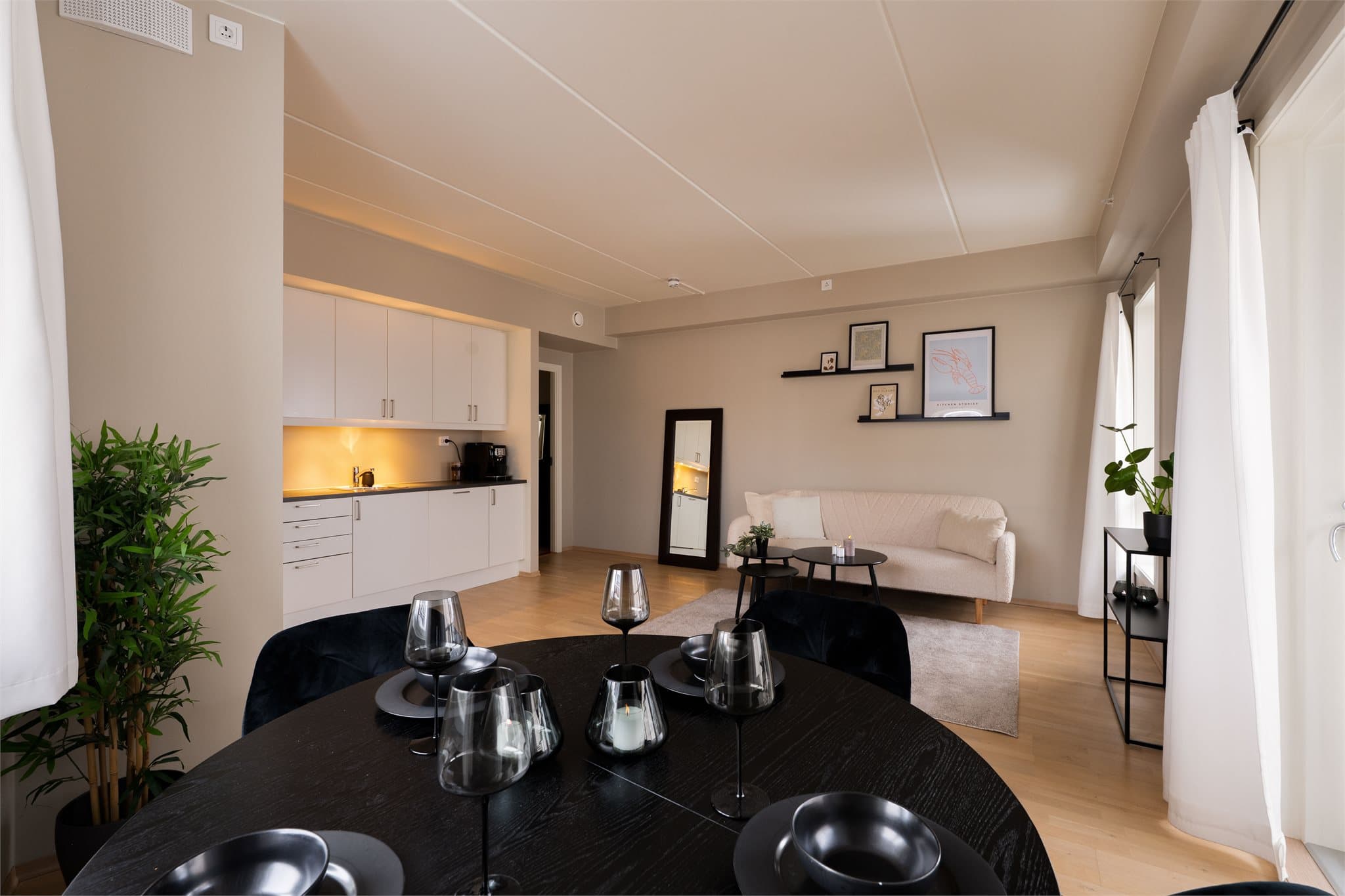 Stuen ligger i en åpen og sosial løsning med kjøkkenet. Lys og tiltalende stue som er malt i en behagelig og tidsriktige fargetone.