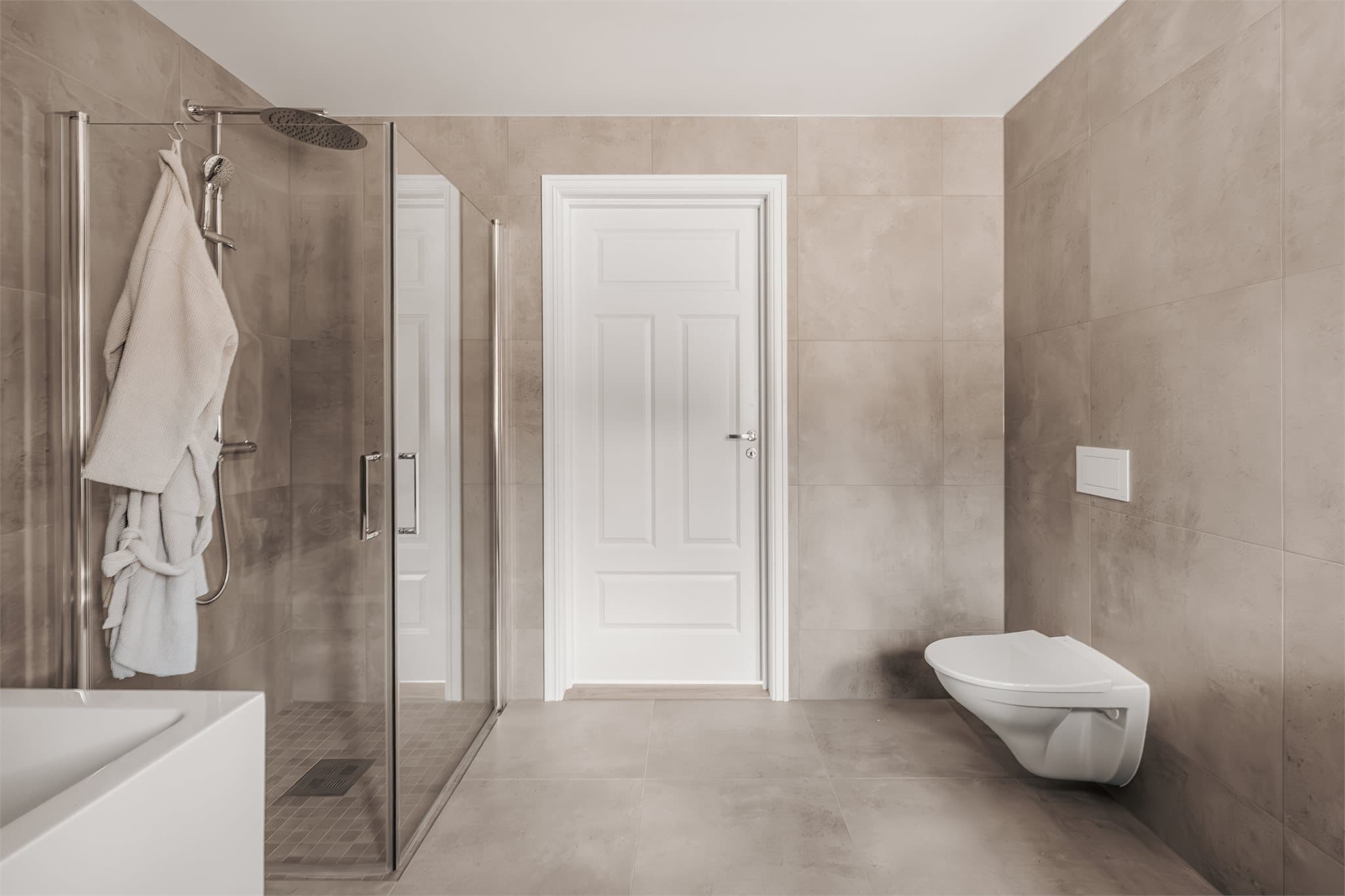 Badet er i samme stil som det andre, dette gir boligen et helhetlig og moderne uttrykk.