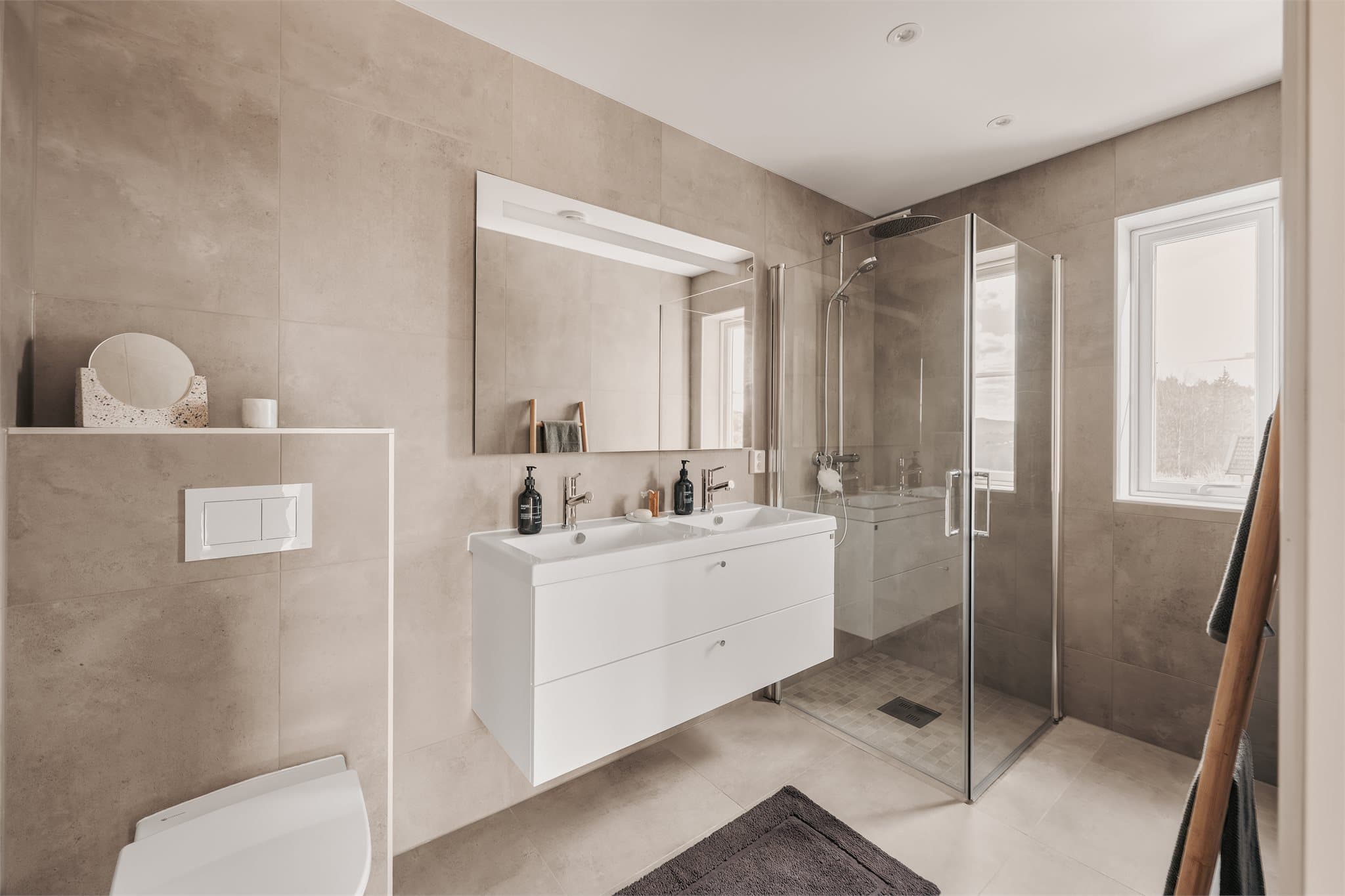 Pent og romslig baderom tilknyttet boligens hovedsoverom.