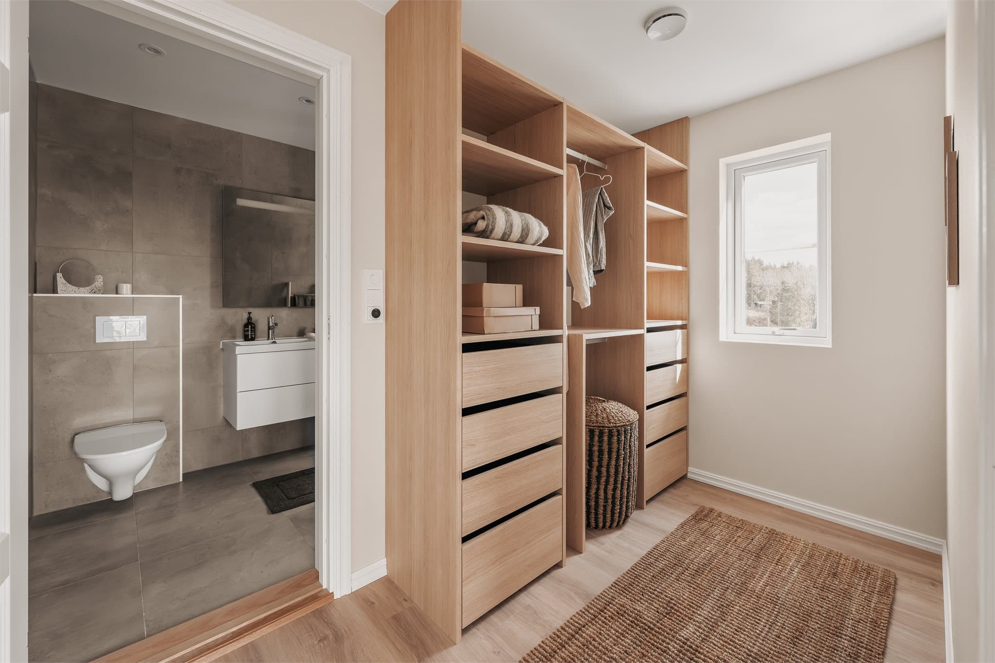 Lekkert walk-in closet med garderobeinnredning fra "Drømmekjøkkenet".