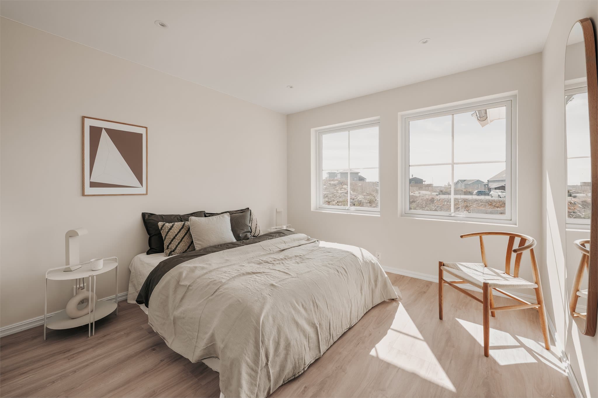 Romslig hovedsoverom med walk-in closet og eget bad i tilknytning til rommet.