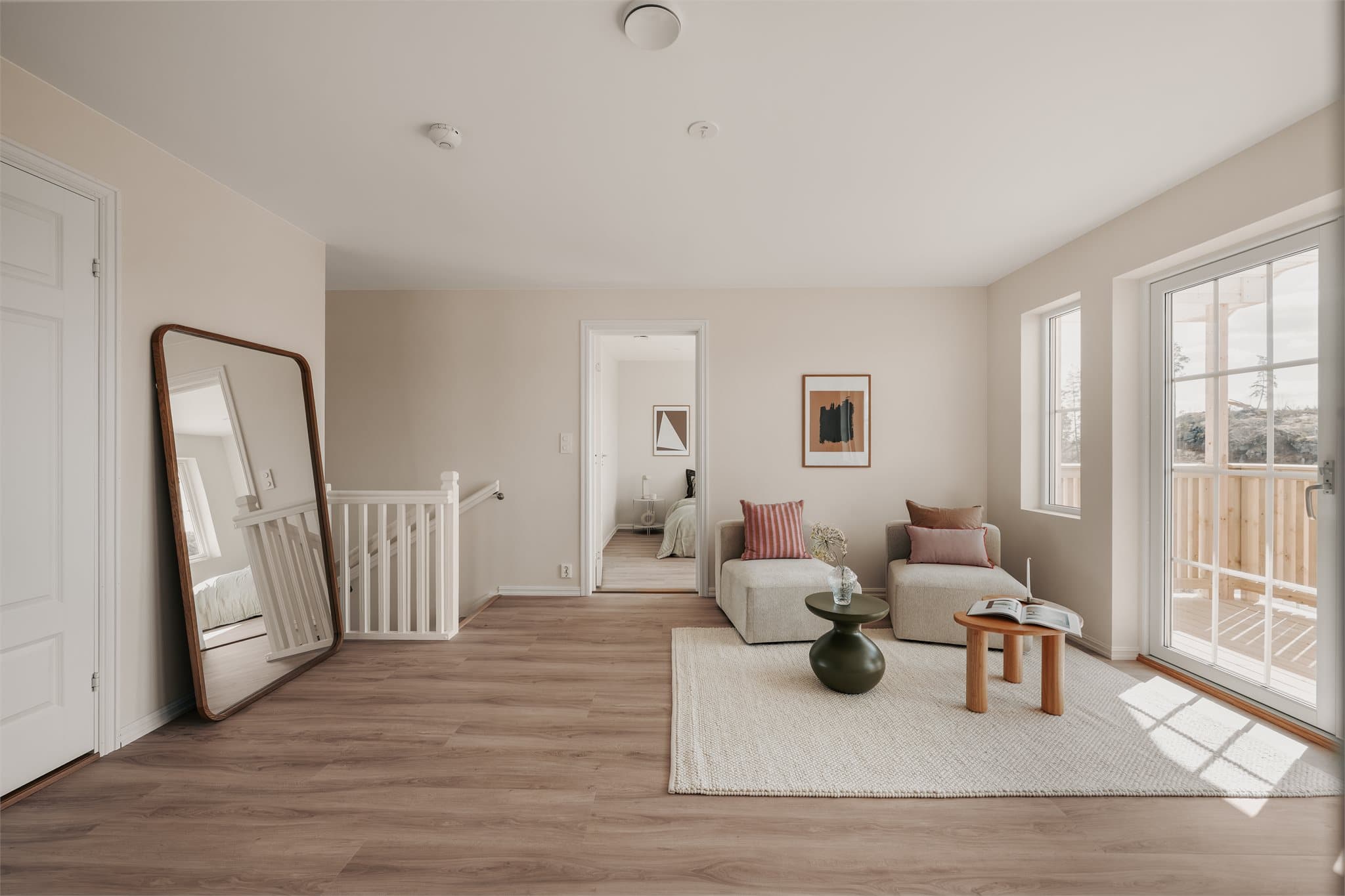 2.etasje består av tre gode soverom, to bad, walk-in closet og en solrik balkong.