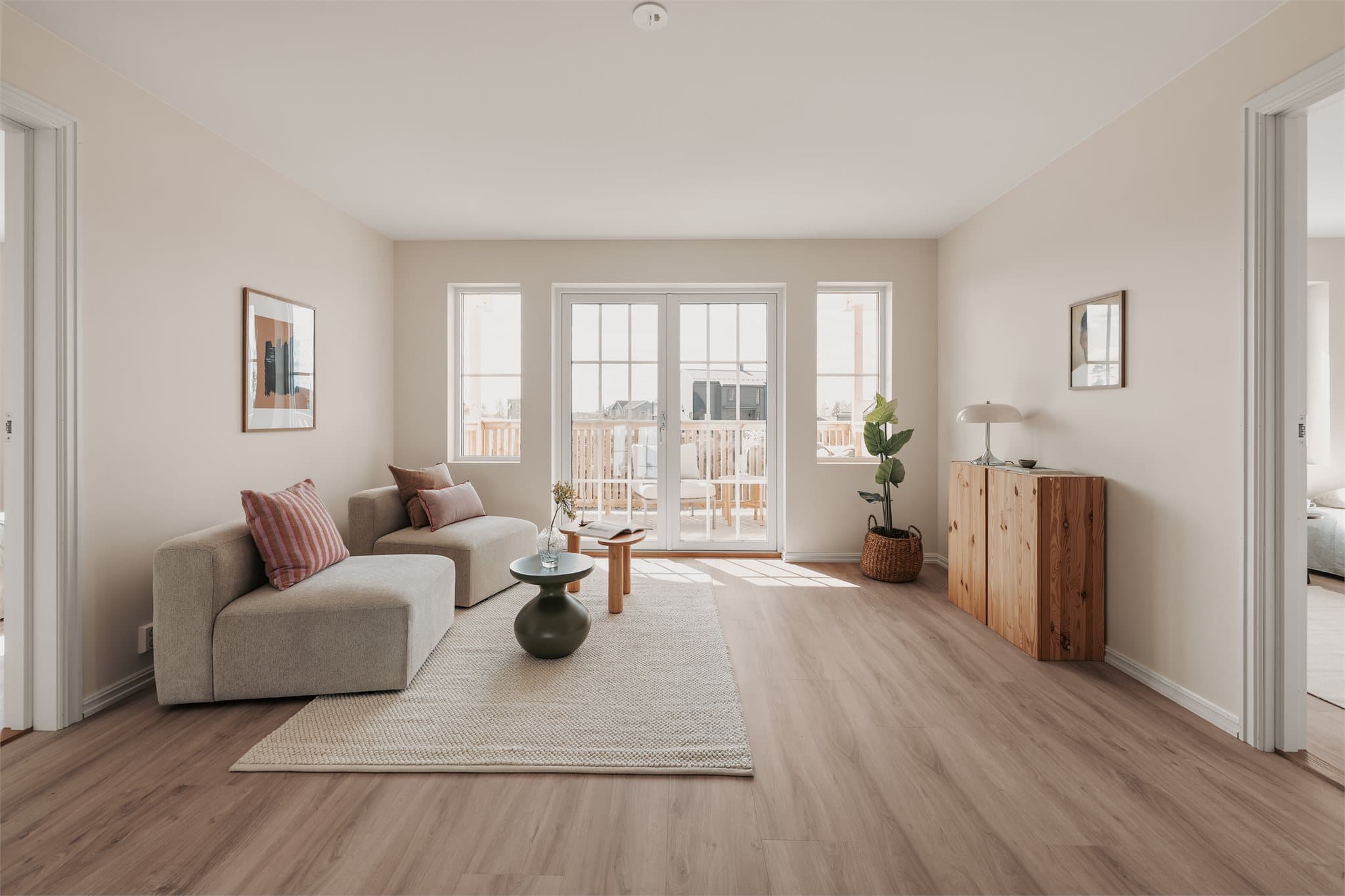 Loftstue med utgang til solrik balkong.