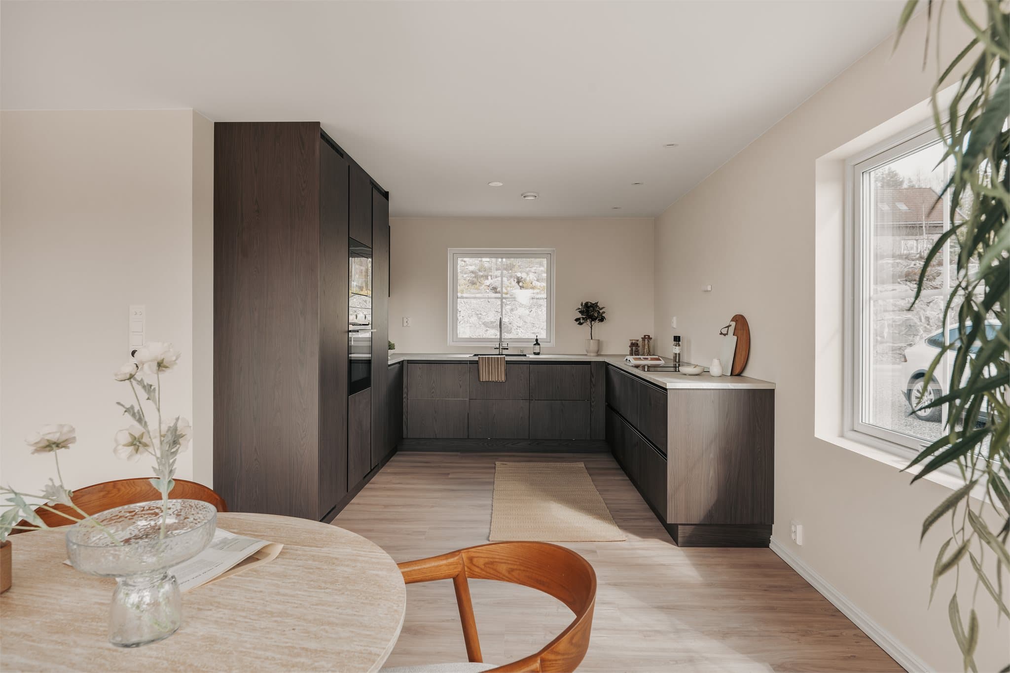 Spisestuen i forkant av kjøkkenet innbyr til hyggelige måltider med familie og gode venner.