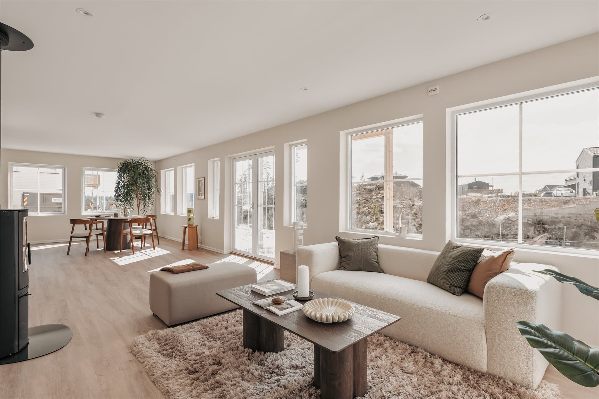 Store vinduer slipper inn rikelig med lys.