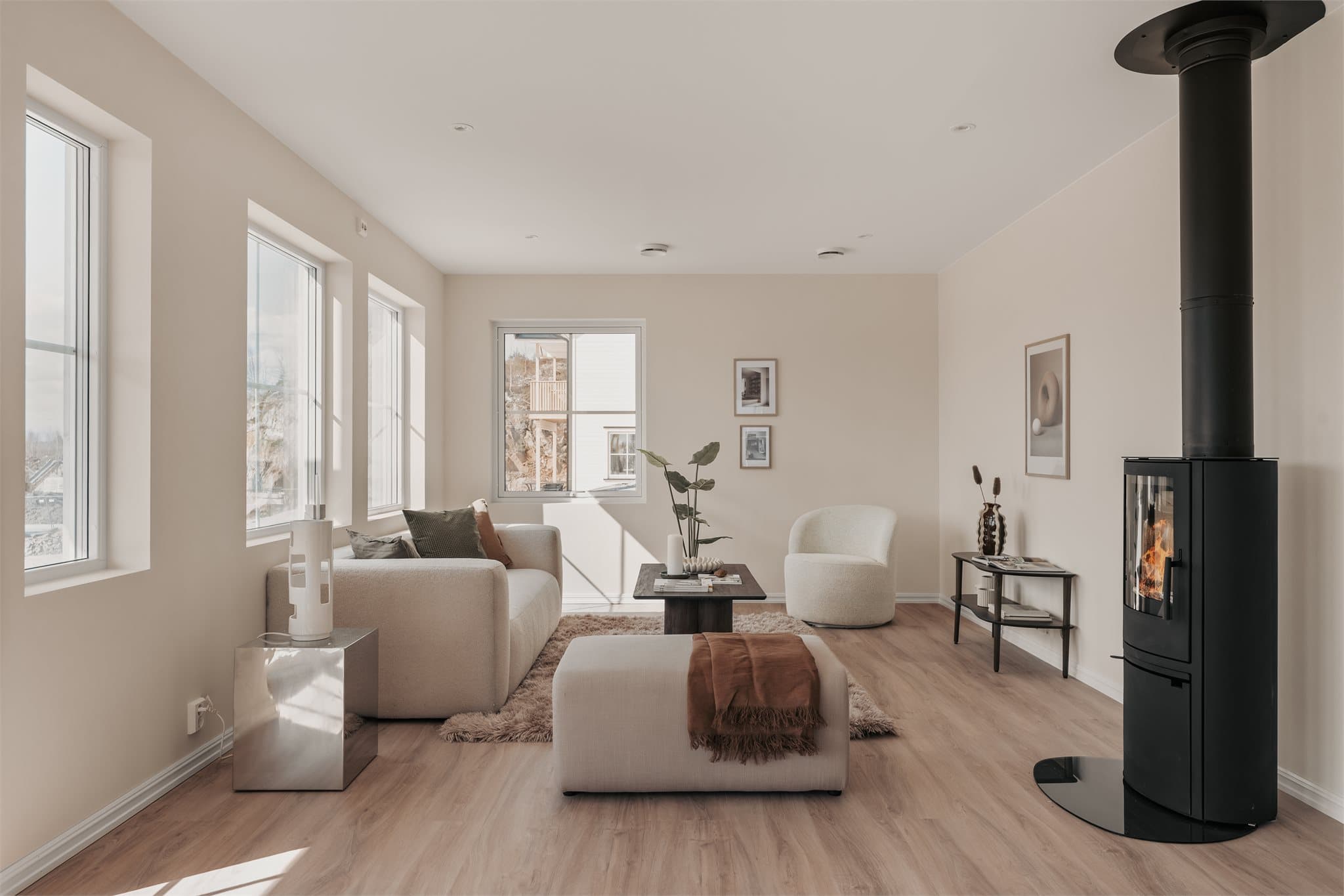 Lyse og moderne farger er gjennomgående i begge etasjer.