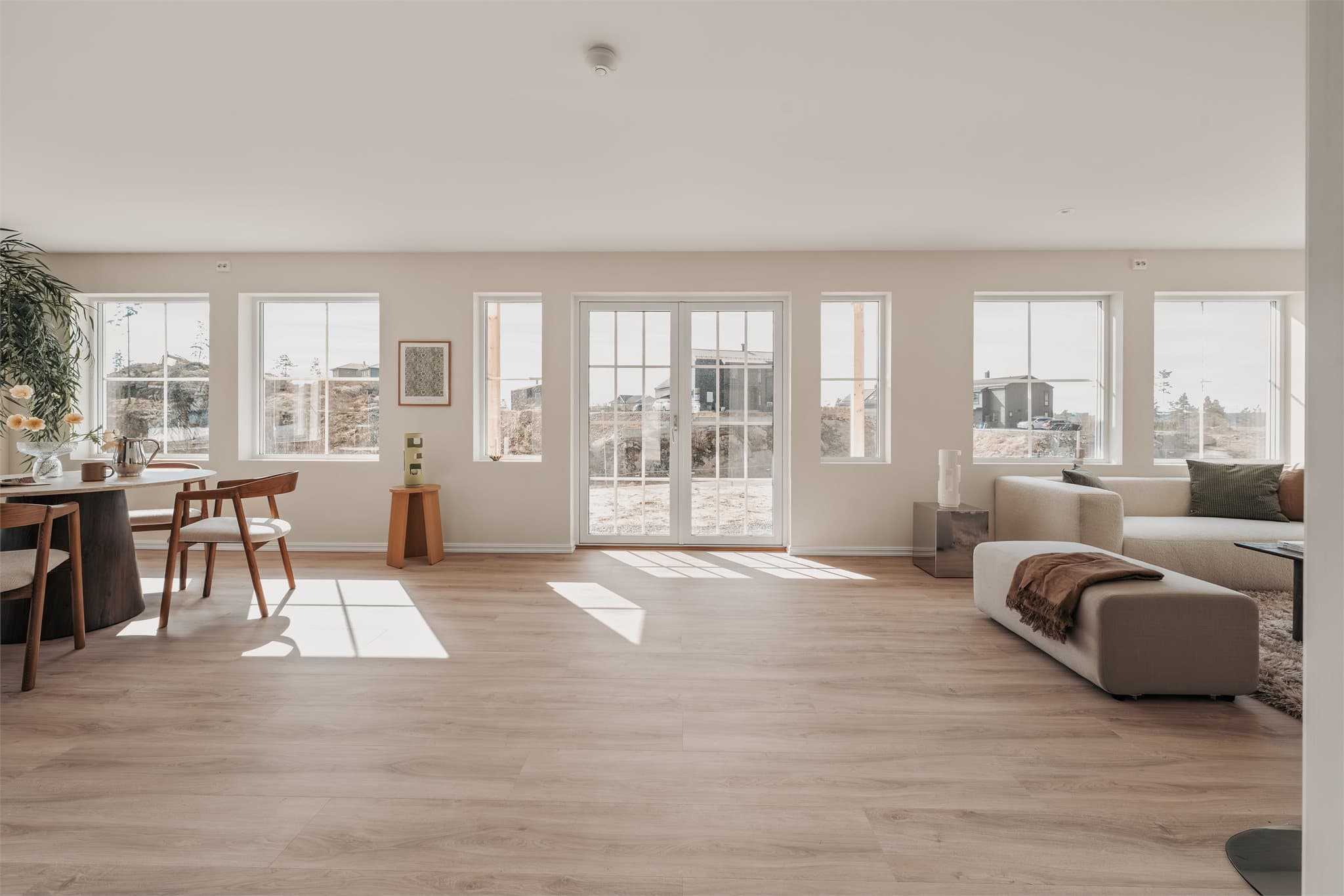 Lys og åpen stue med god plass til både spisegruppe og sofakrok.