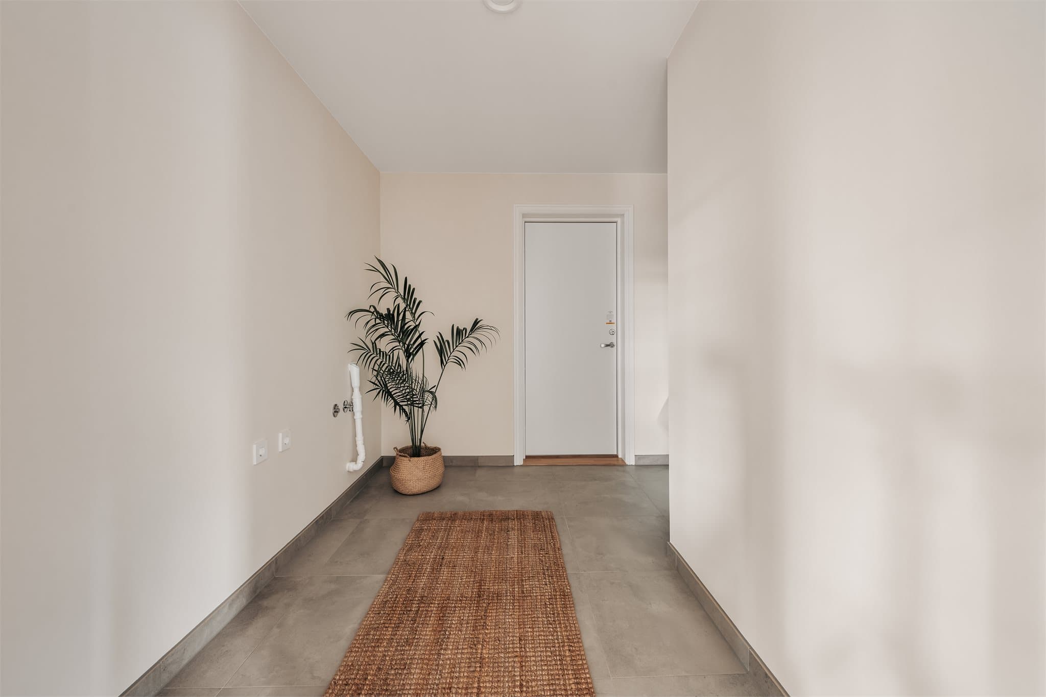 Praktisk vaskerom med tilgang fra entré.